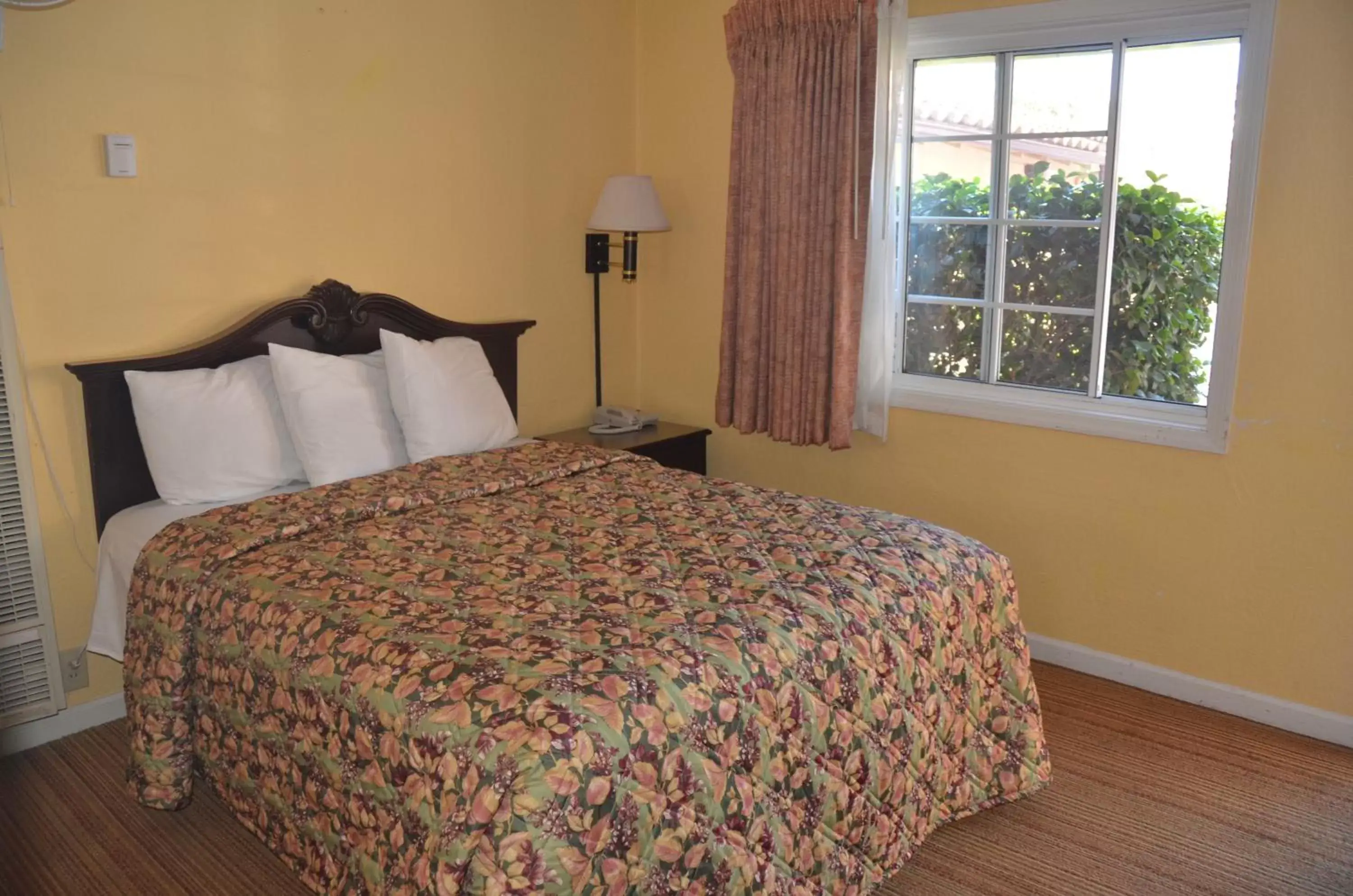 Photo of the whole room, Bed in Tamalpais Motel