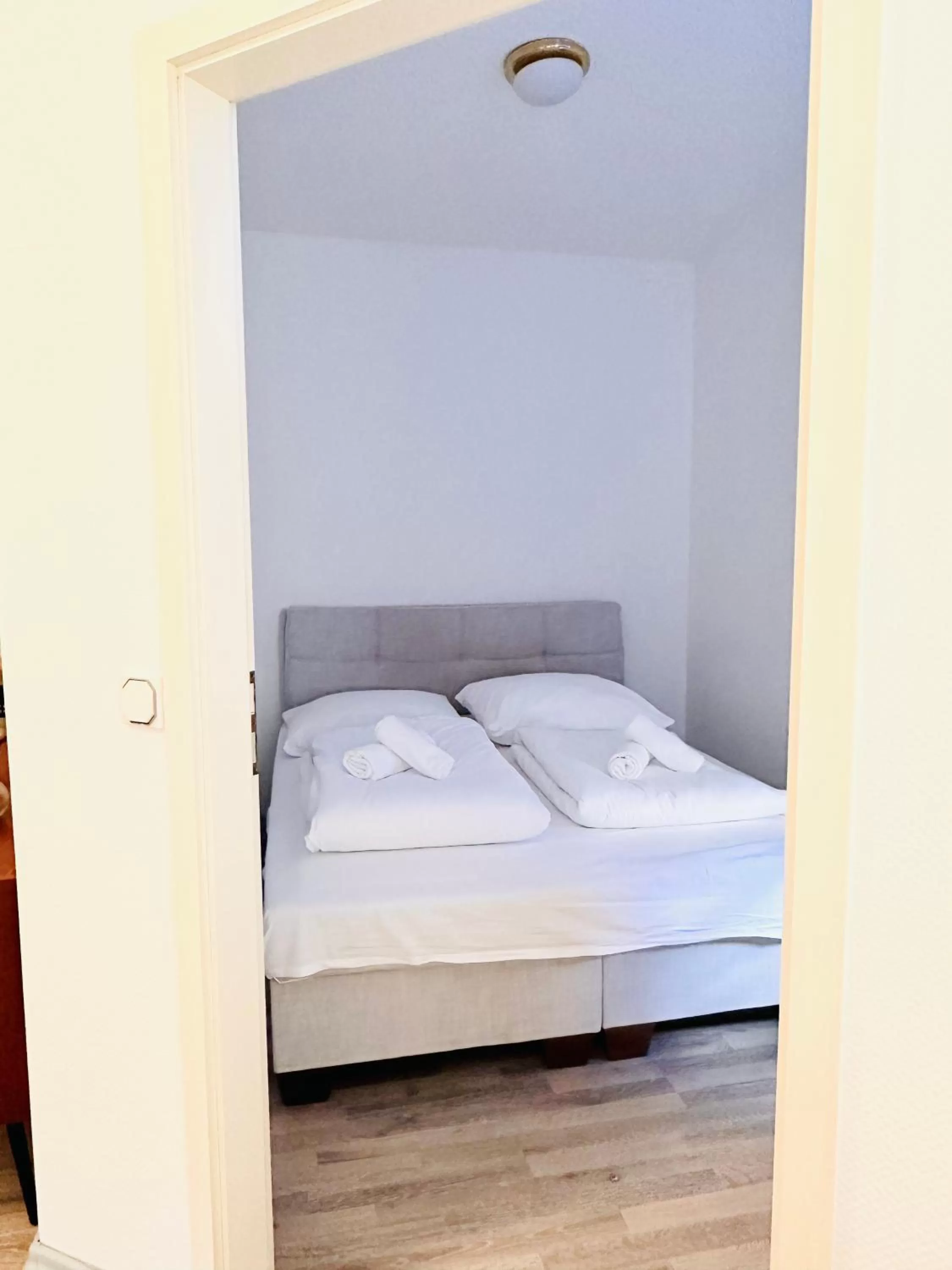 Bed in Saale, Marktplatz Zentrum, Apartmenthaus am Dom von Plant Room