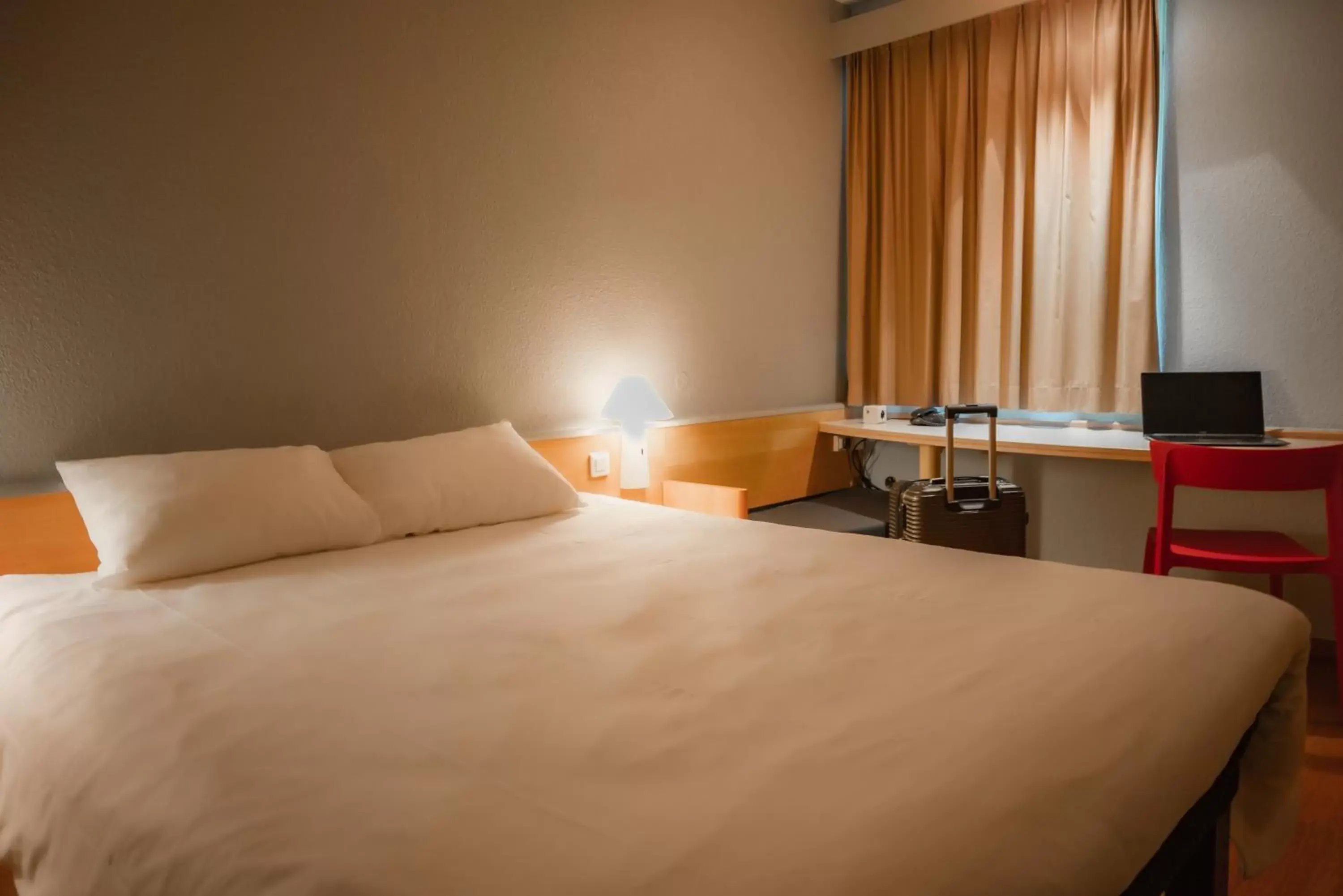 Bedroom, Bed in ibis Colmar Est - Hotel Restaurant en Alsace