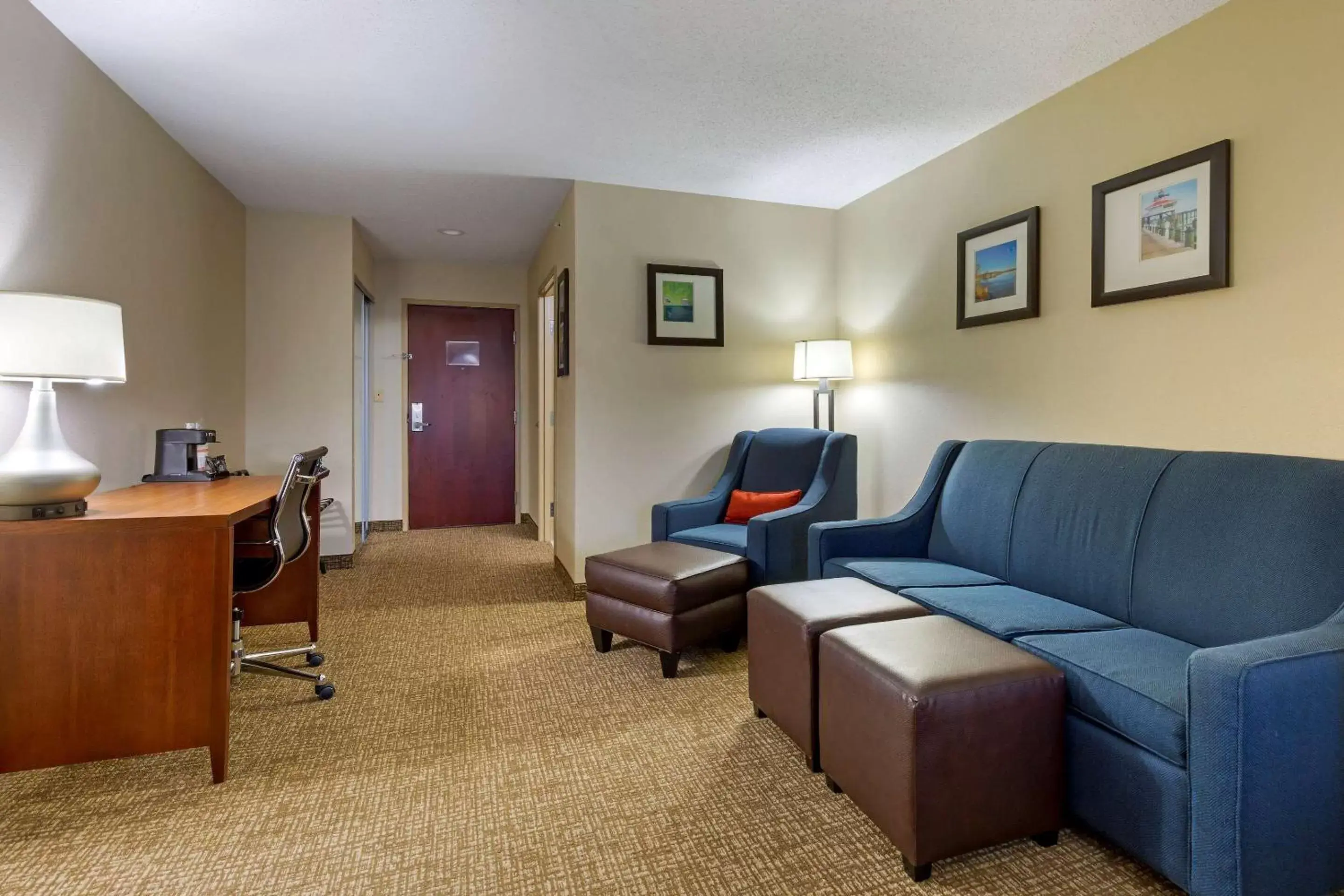 Photo of the whole room, Seating Area in Comfort Inn & Suites Cambridge