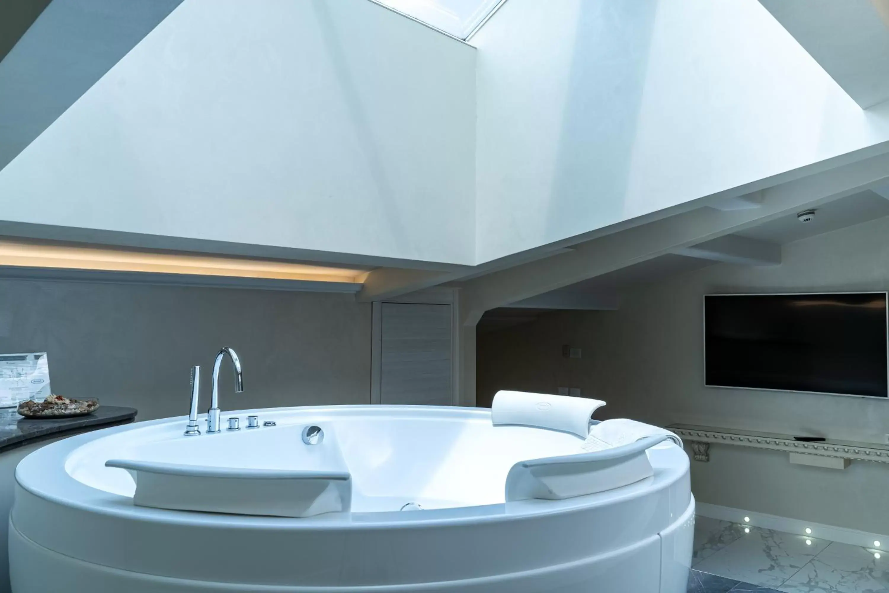 Hot Tub, Bathroom in The Moon Boutique Hotel & Spa