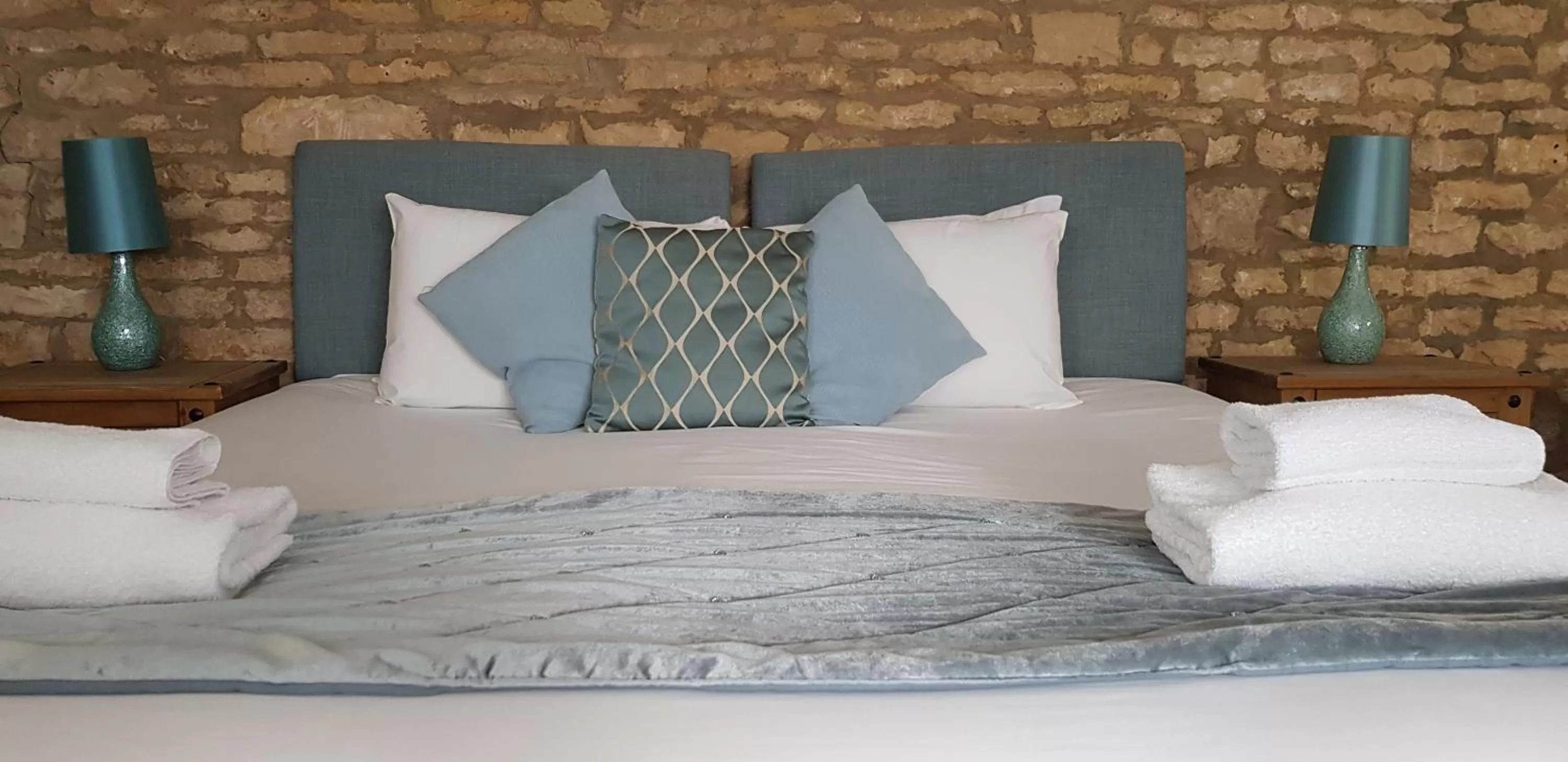 Bedroom, Bed in The Kings Arms Hotel