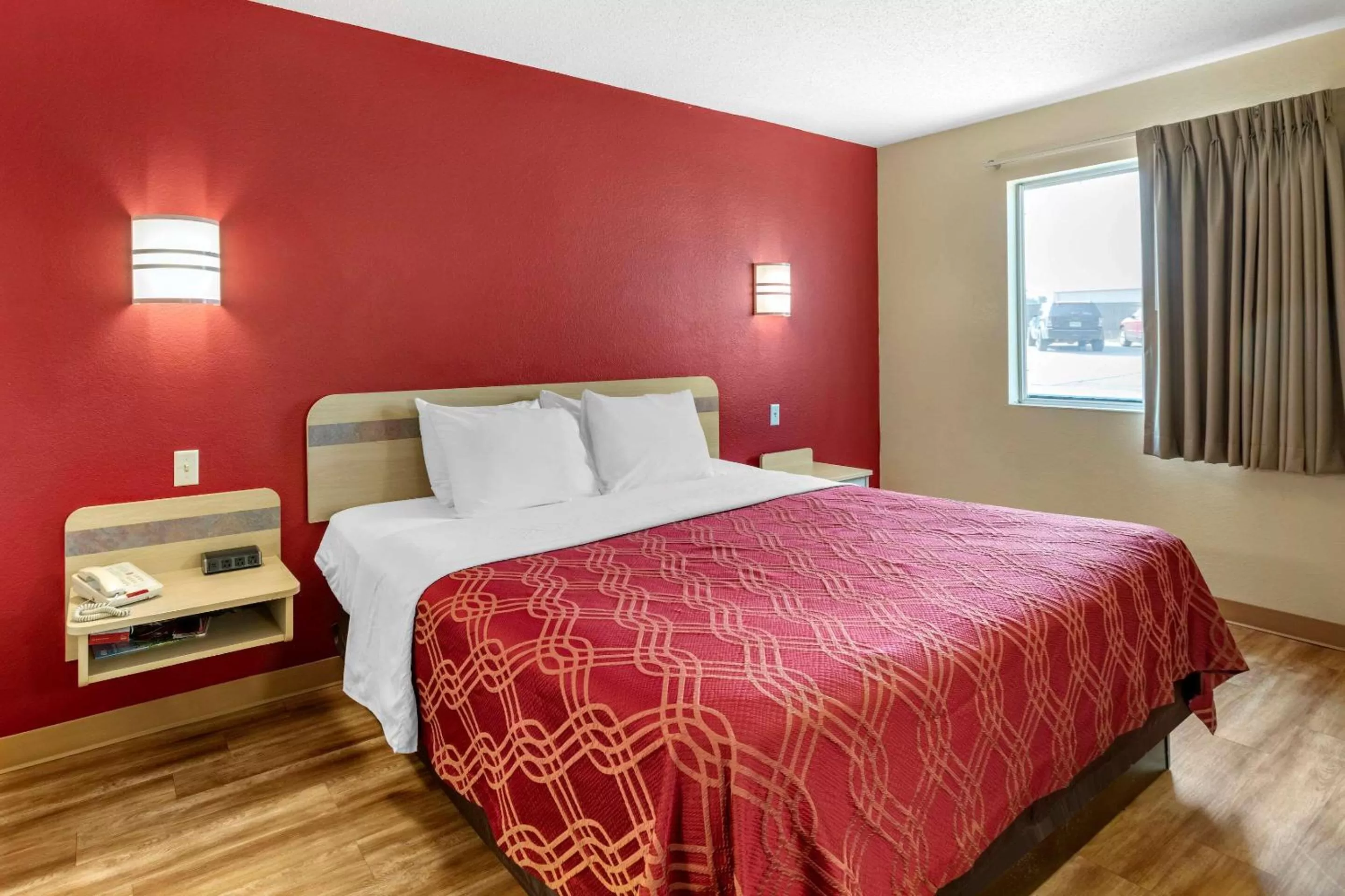 Photo of the whole room, Bed in Econo Lodge Belle Fourche