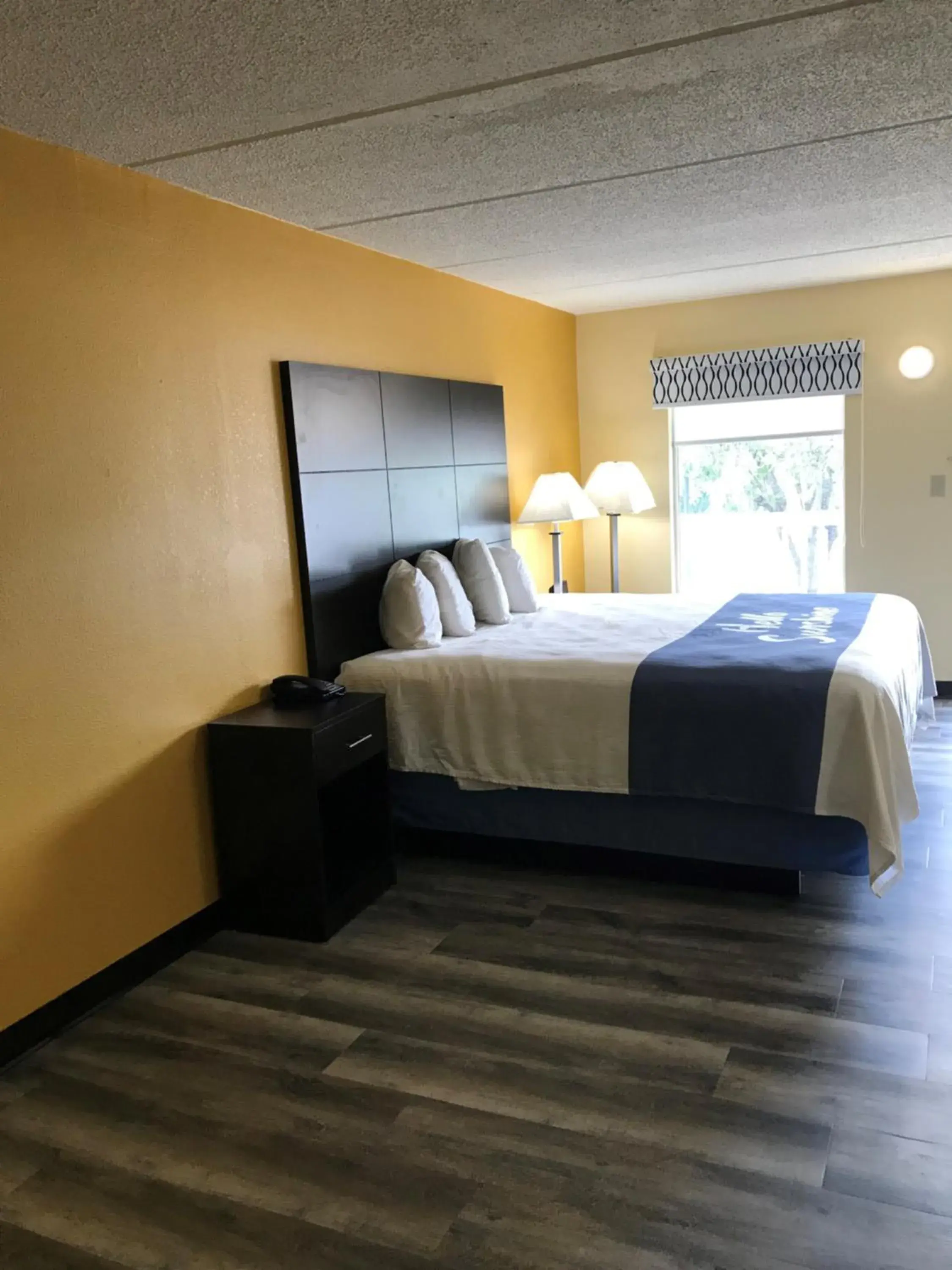 Bed in Days Inn by Wyndham Ridgeland South Carolina