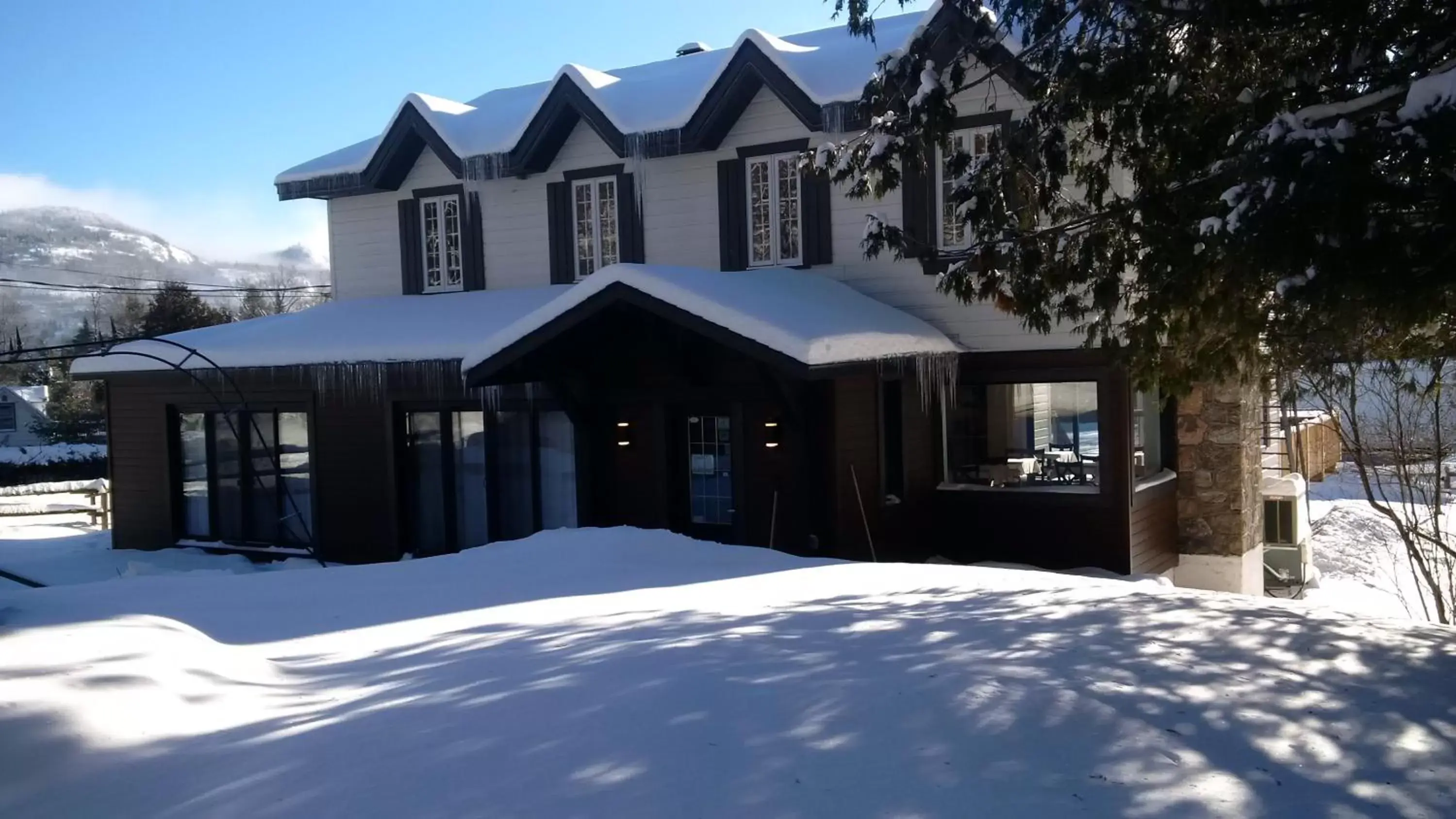 Facade/entrance, Winter in Auberge Sauvignon