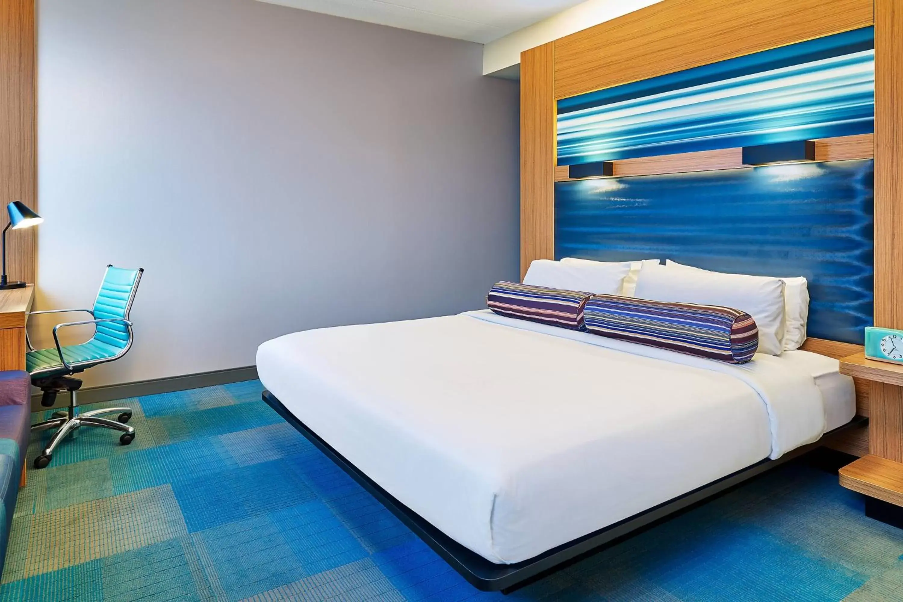 Photo of the whole room, Bed in Aloft Chicago O'Hare