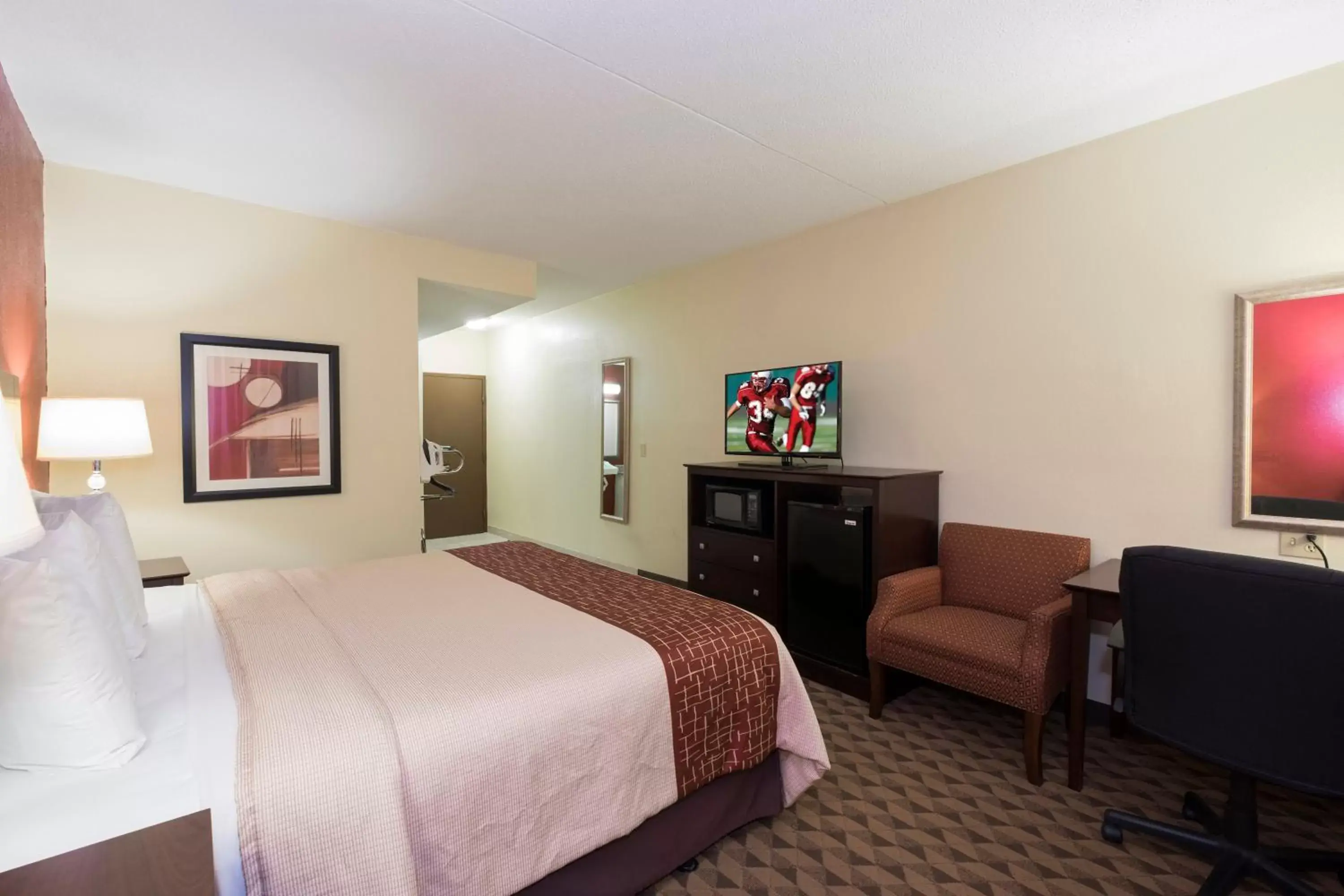 Photo of the whole room in Red Roof Inn & Suites Cincinnati North-Mason