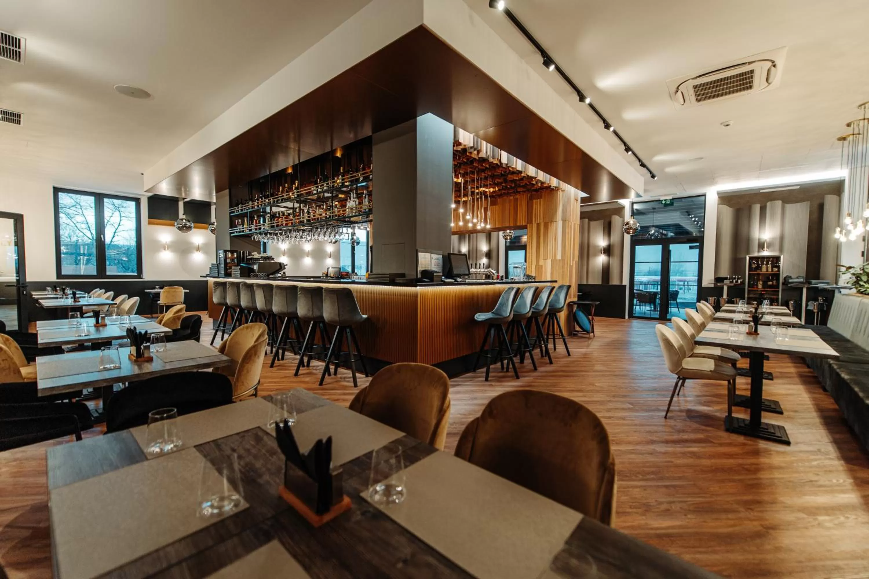 Restaurant/Places to Eat in Iza Hotel