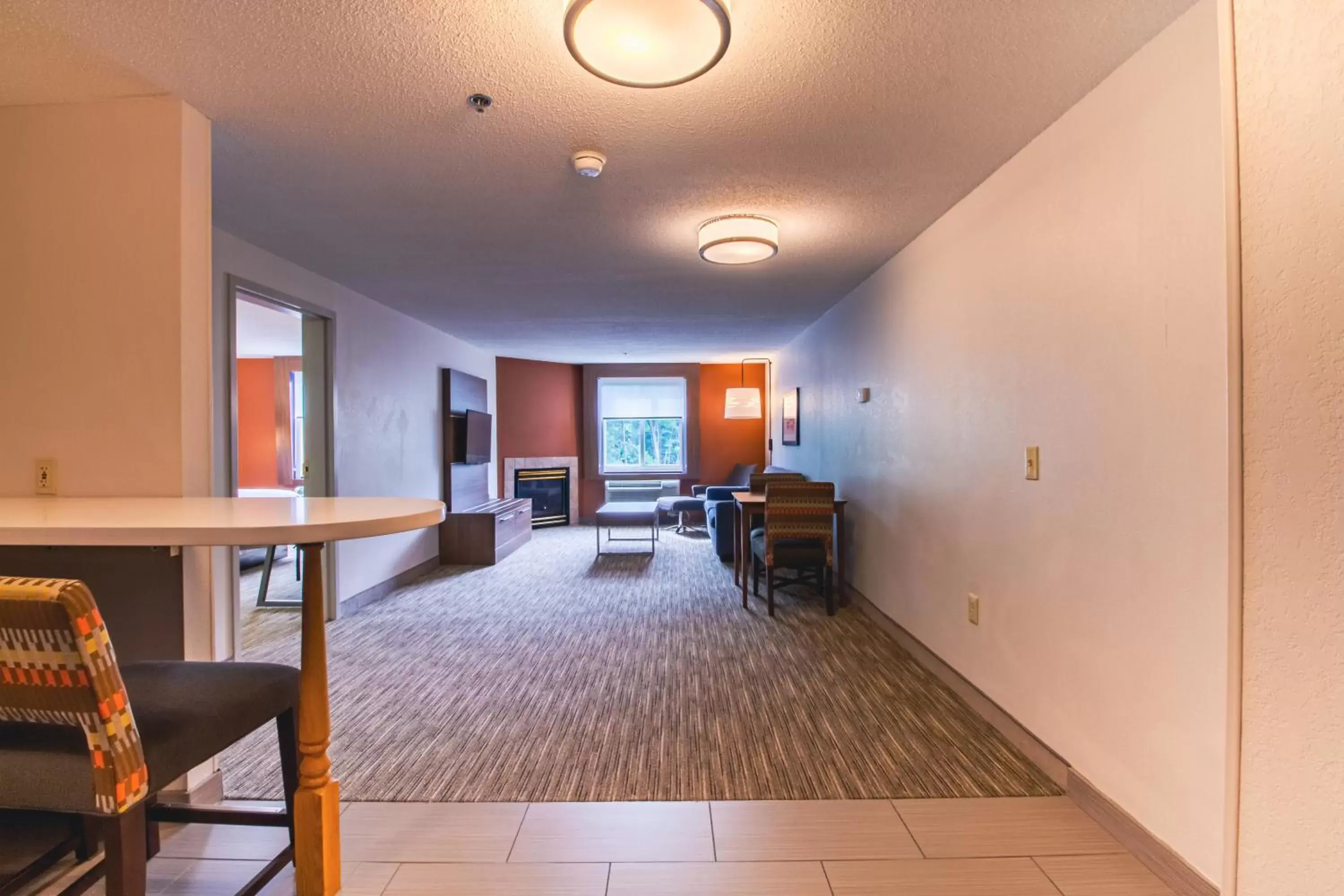 Living room, Seating Area in Holiday Inn Express & Suites - Lincoln East - White Mountains, an IHG Hotel