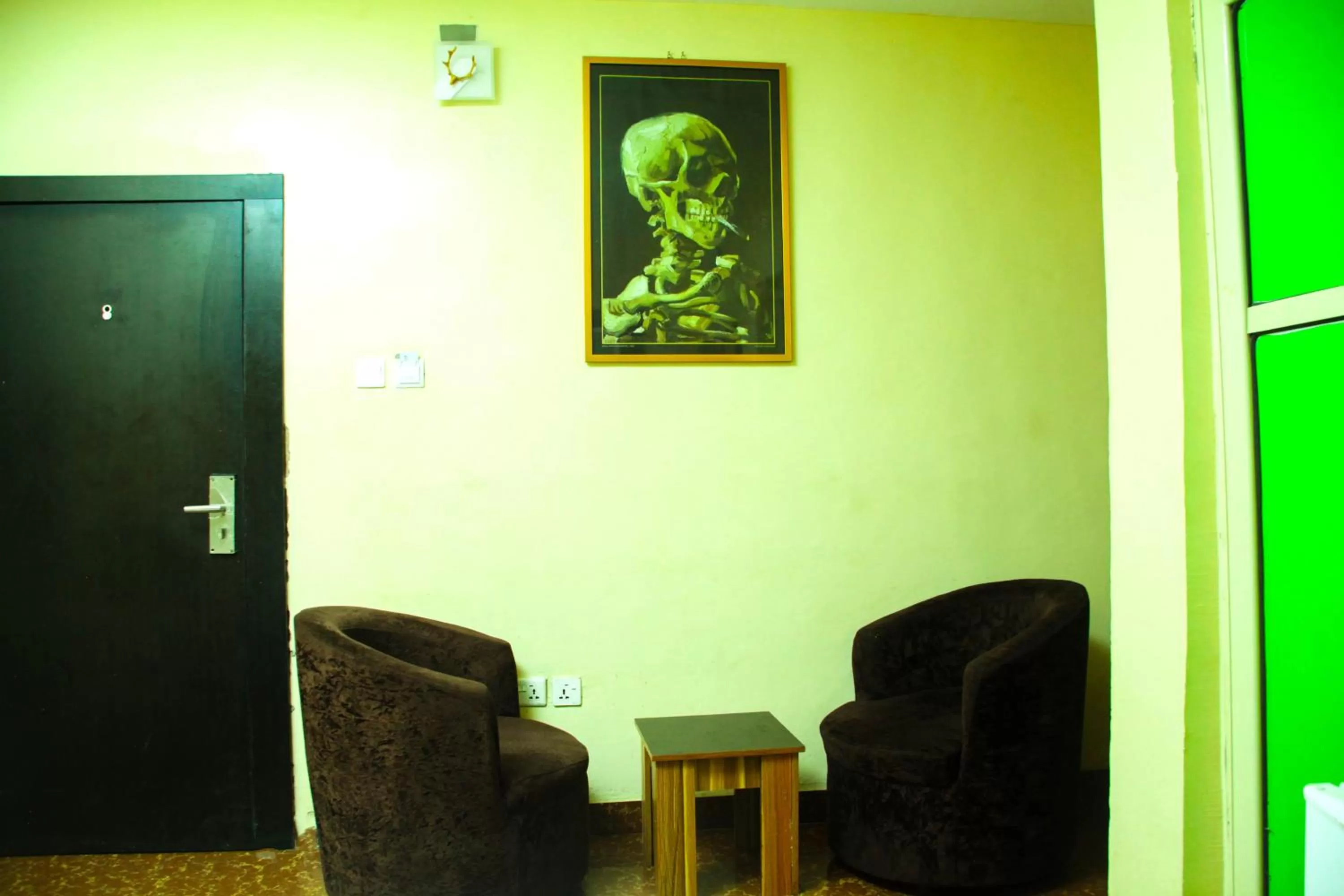 Seating Area in ONTARIO SUITES