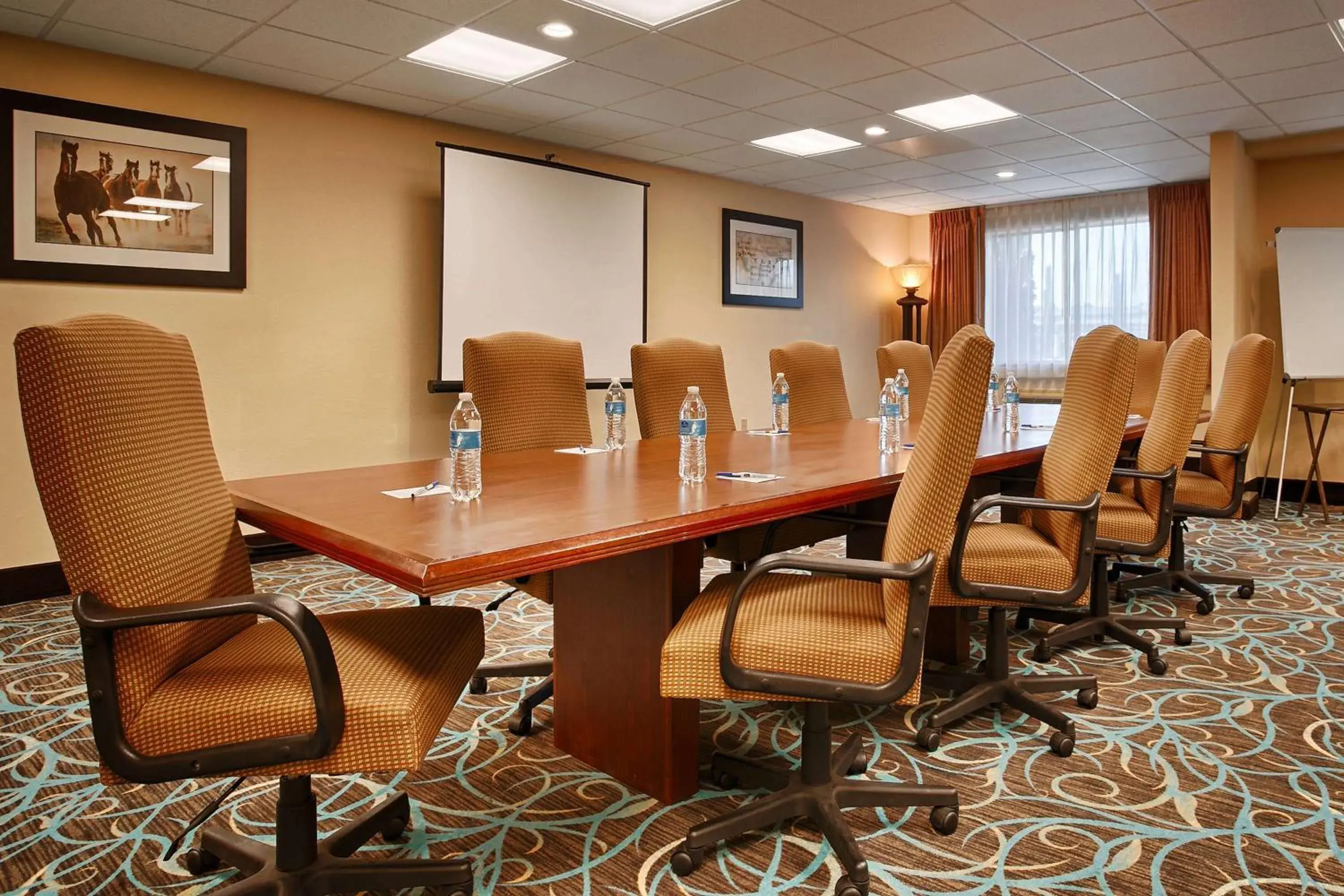 Meeting/conference room in Days Inn & Suites by Wyndham Sam Houston Tollway