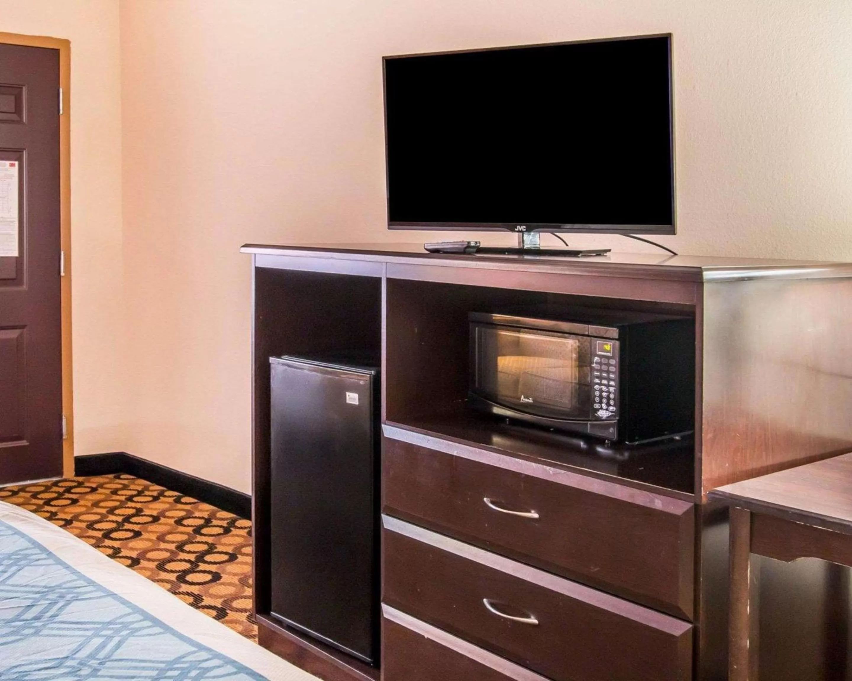 Photo of the whole room, Bed in Econo Lodge Richmond Hill
