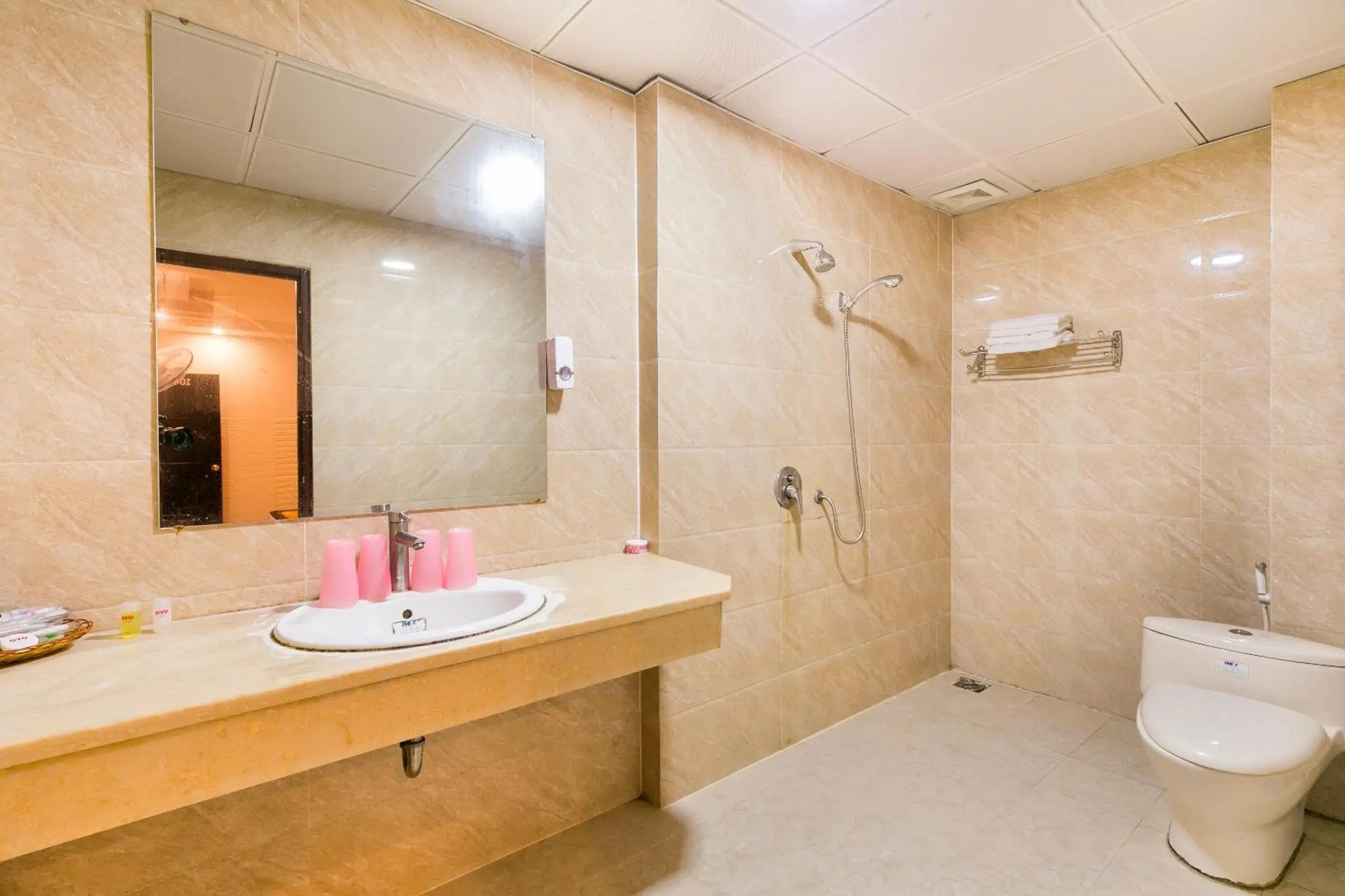 Bathroom in OYO 373 Habana Hotel
