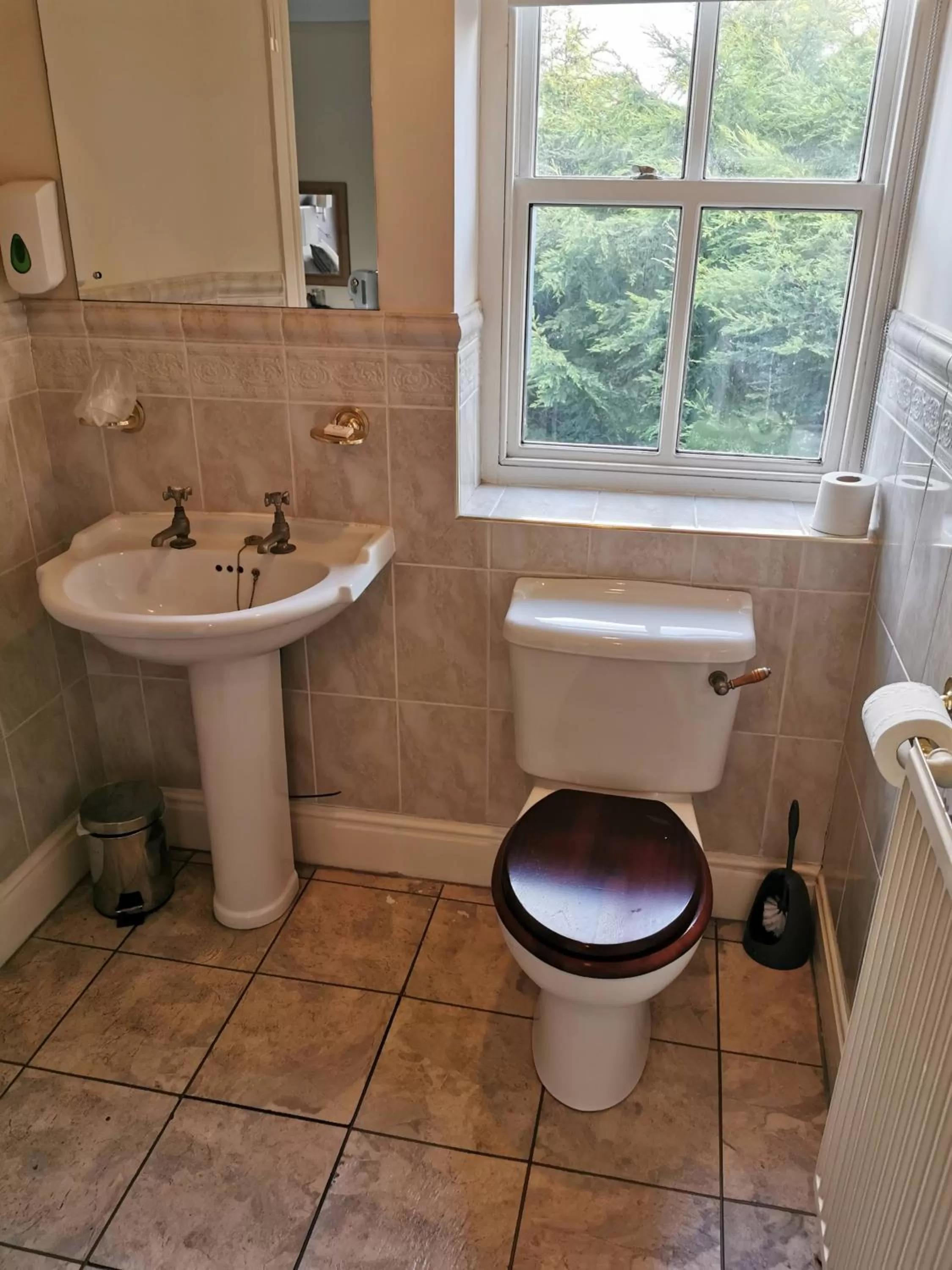 Bathroom in The Queens Hotel