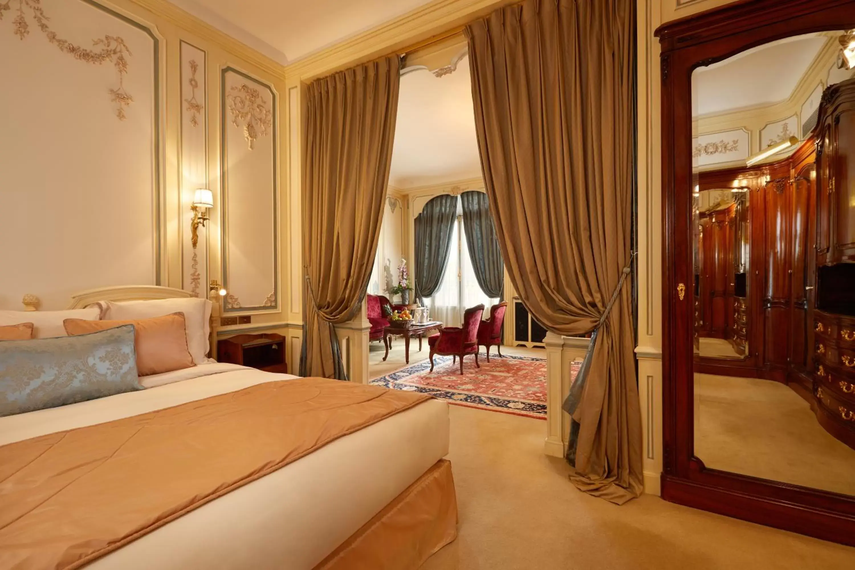 Bedroom, Bed in Hôtel Raphael