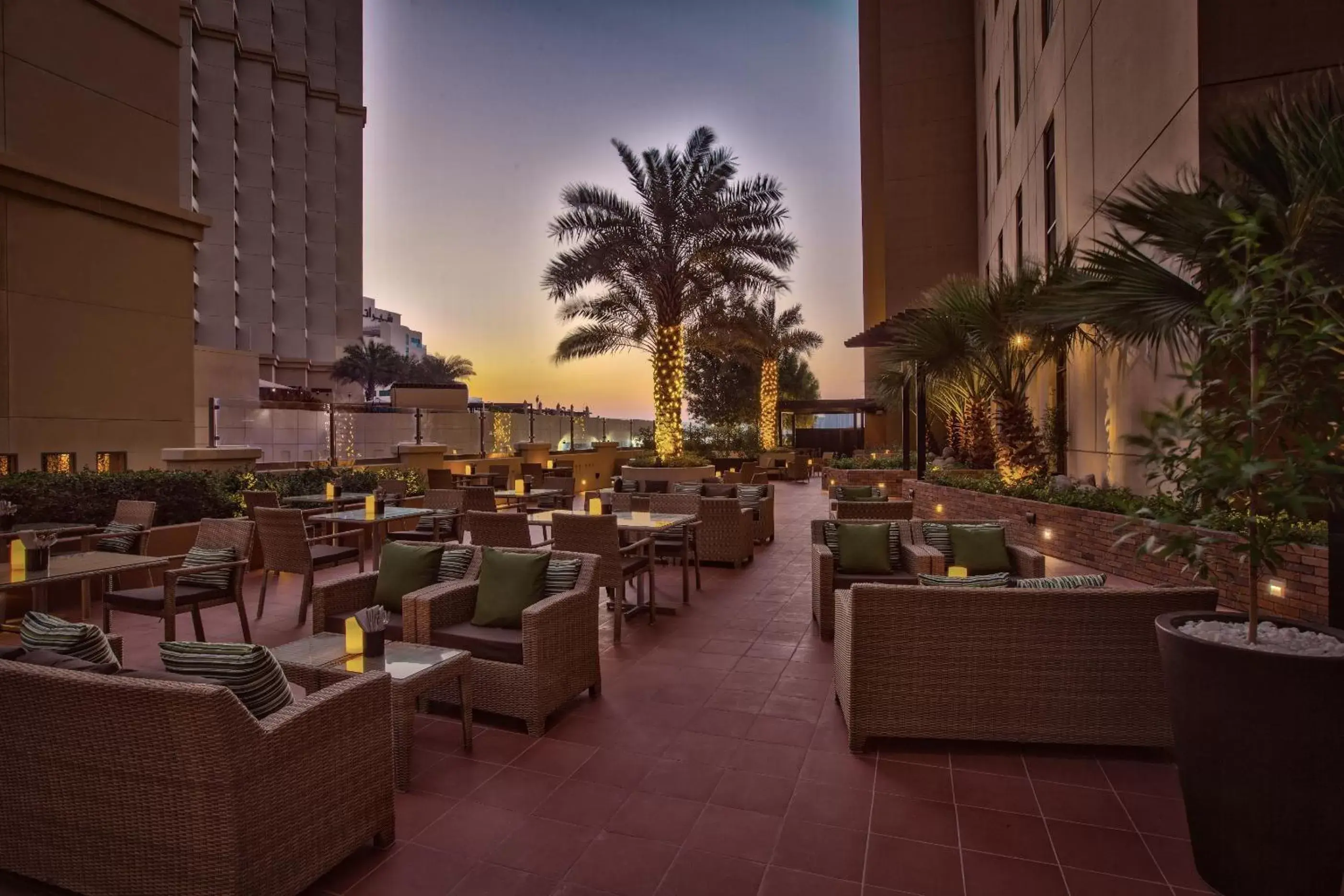 Property building, Restaurant/Places to Eat in Amwaj Rotana, Jumeirah Beach - Dubai