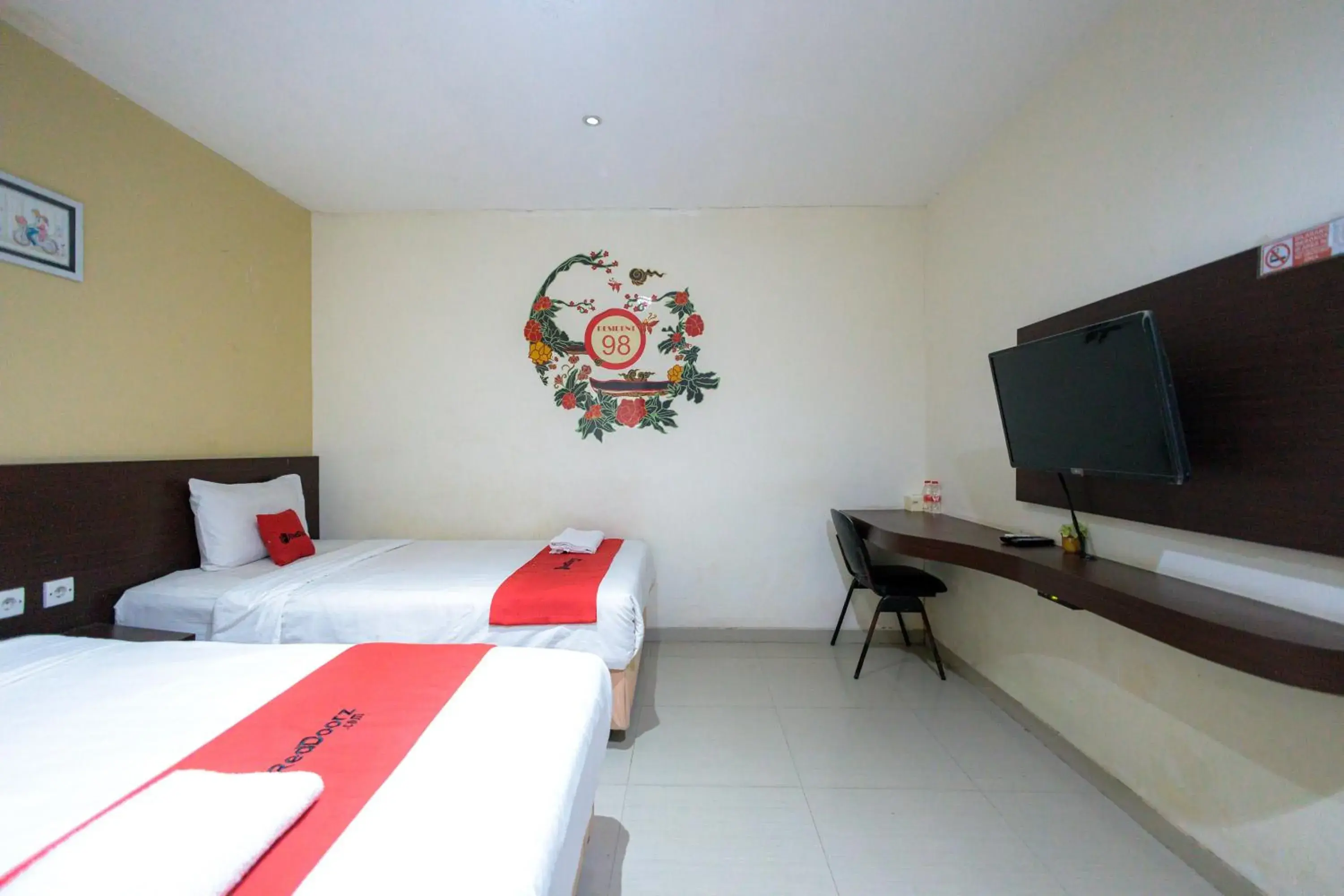 Bedroom, Bed in RedDoorz @ Kutisari Surabaya