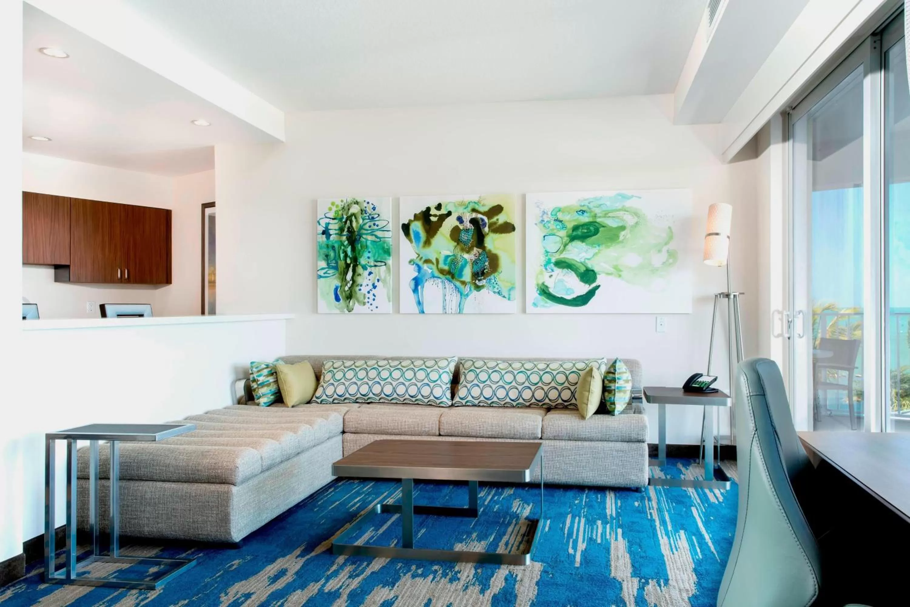 Living room in Courtyard by Marriott Faro Blanco Resort