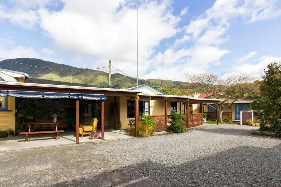 Property Building in Sequoia Lodge Backpackers