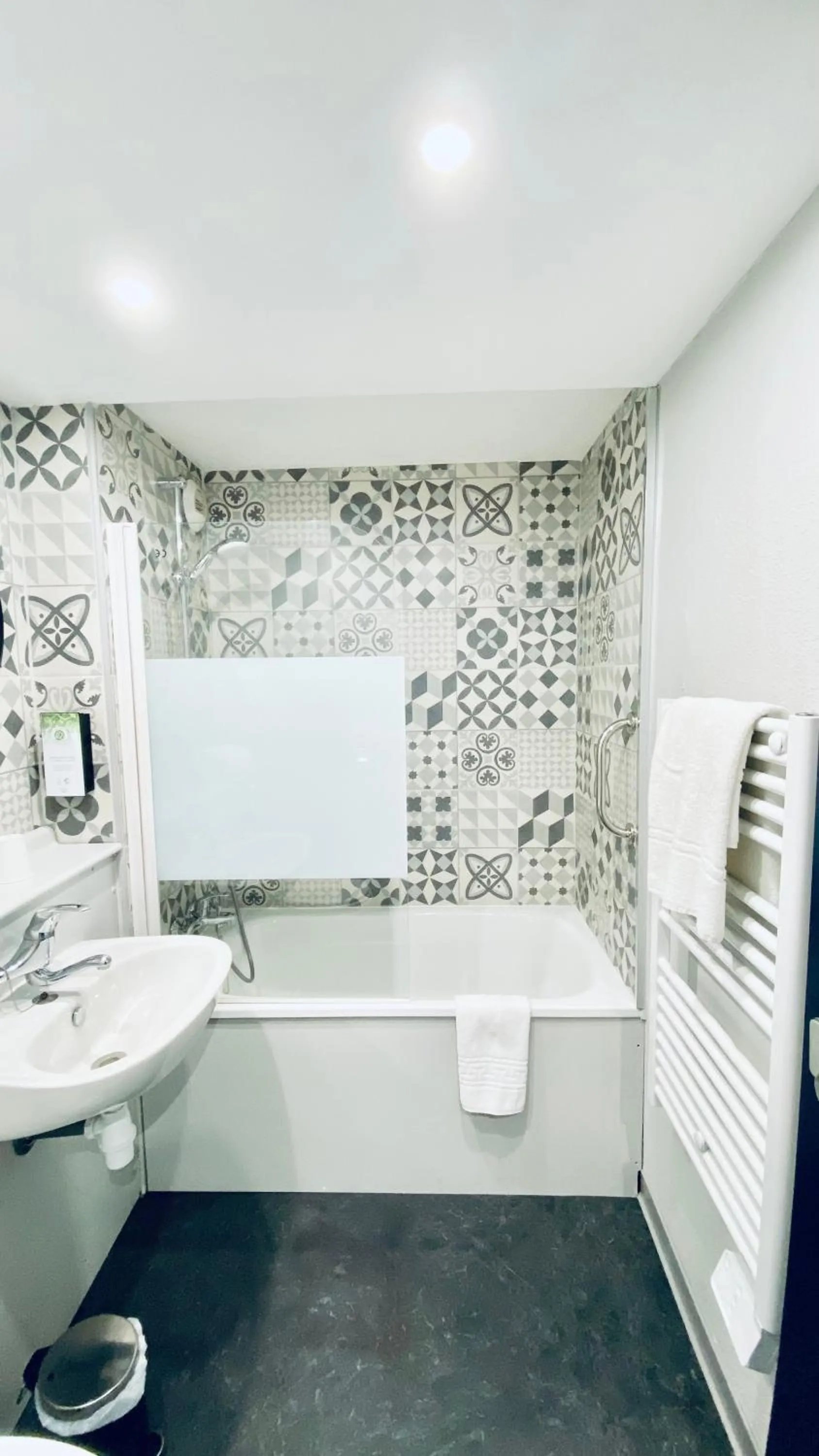 Bathroom in Campanile Laon