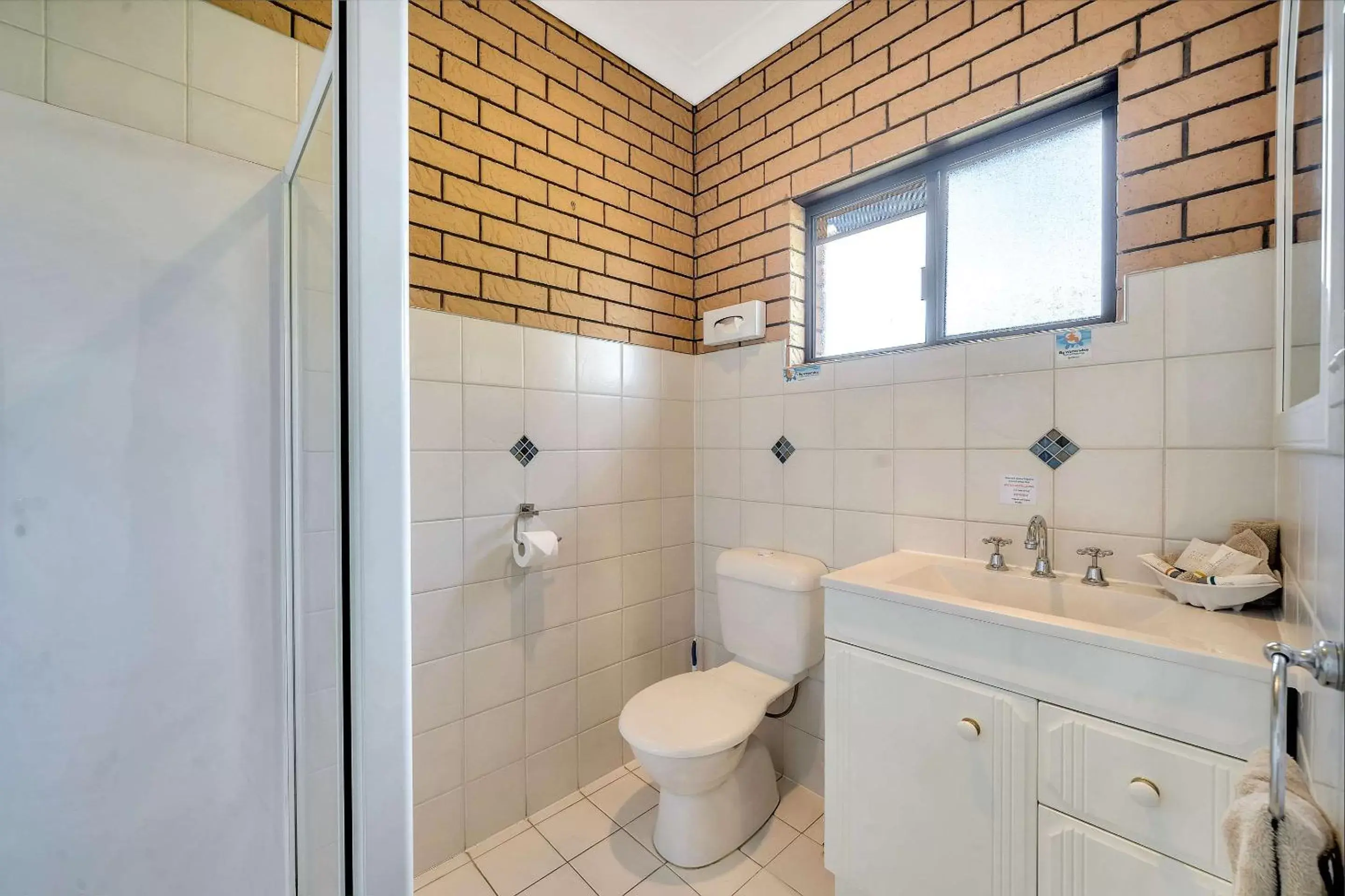 Bathroom in Comfort Inn Warwick