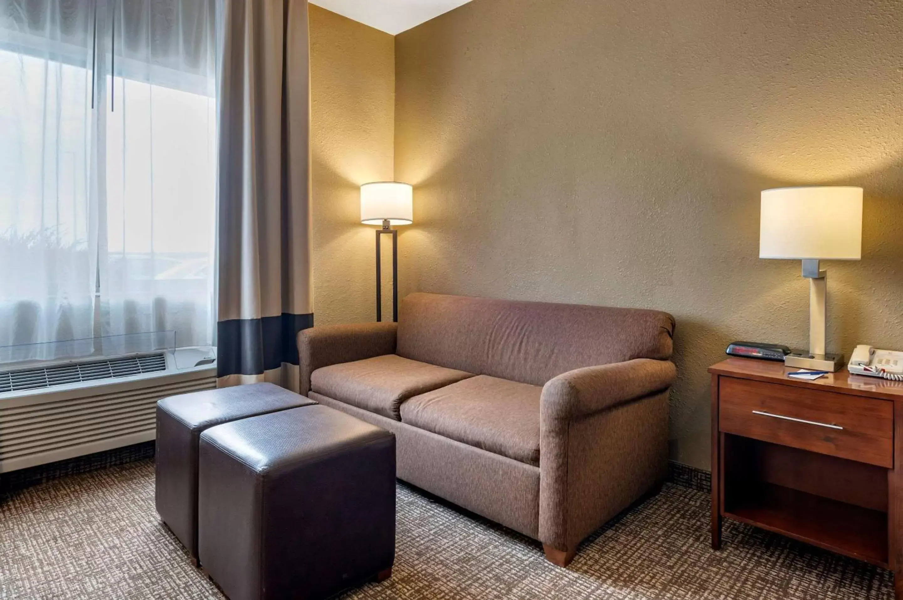 Photo of the whole room, Seating Area in Comfort Inn Shelbyville North