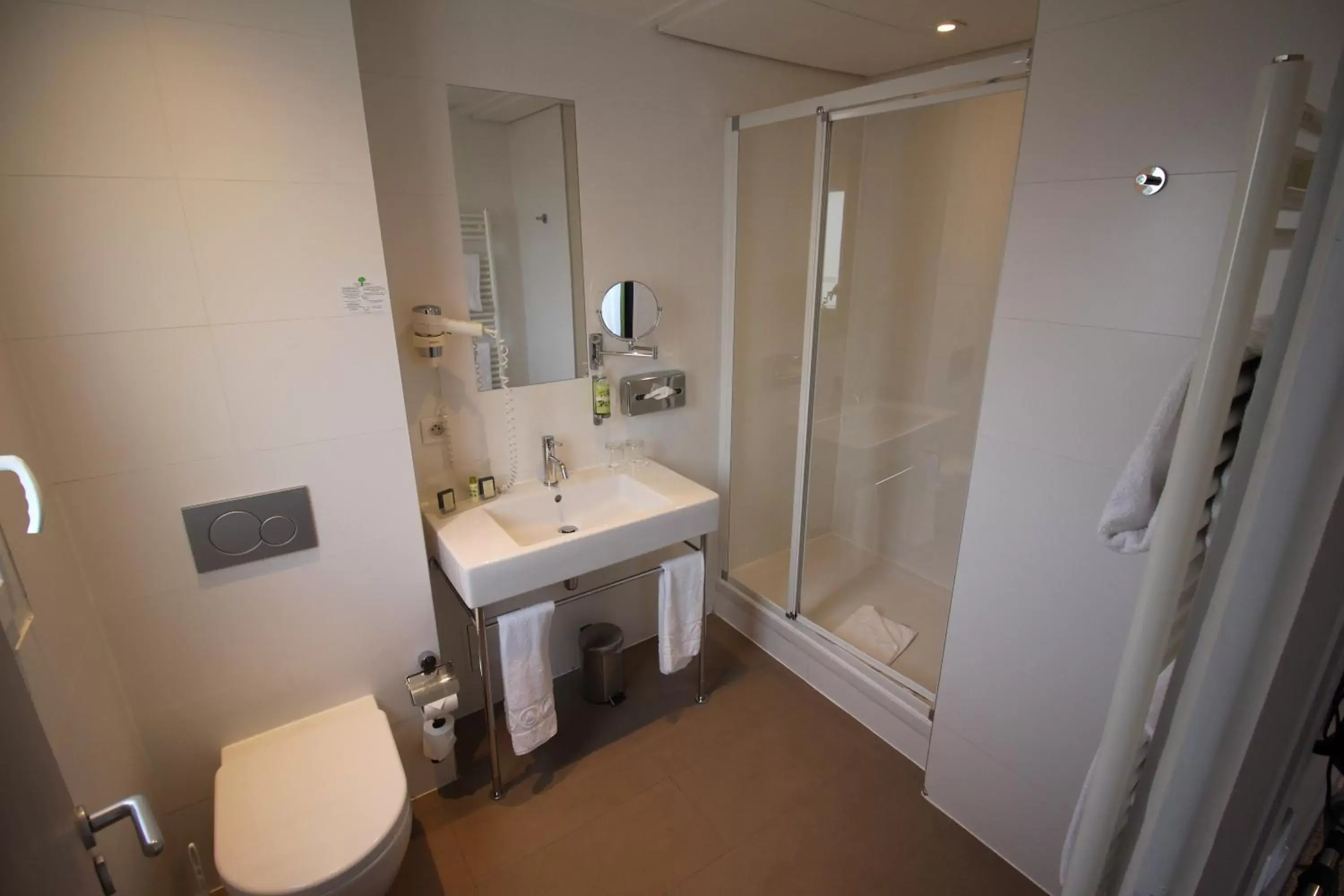 Photo of the whole room, Bathroom in Holiday Inn Paris-Auteuil, an IHG Hotel