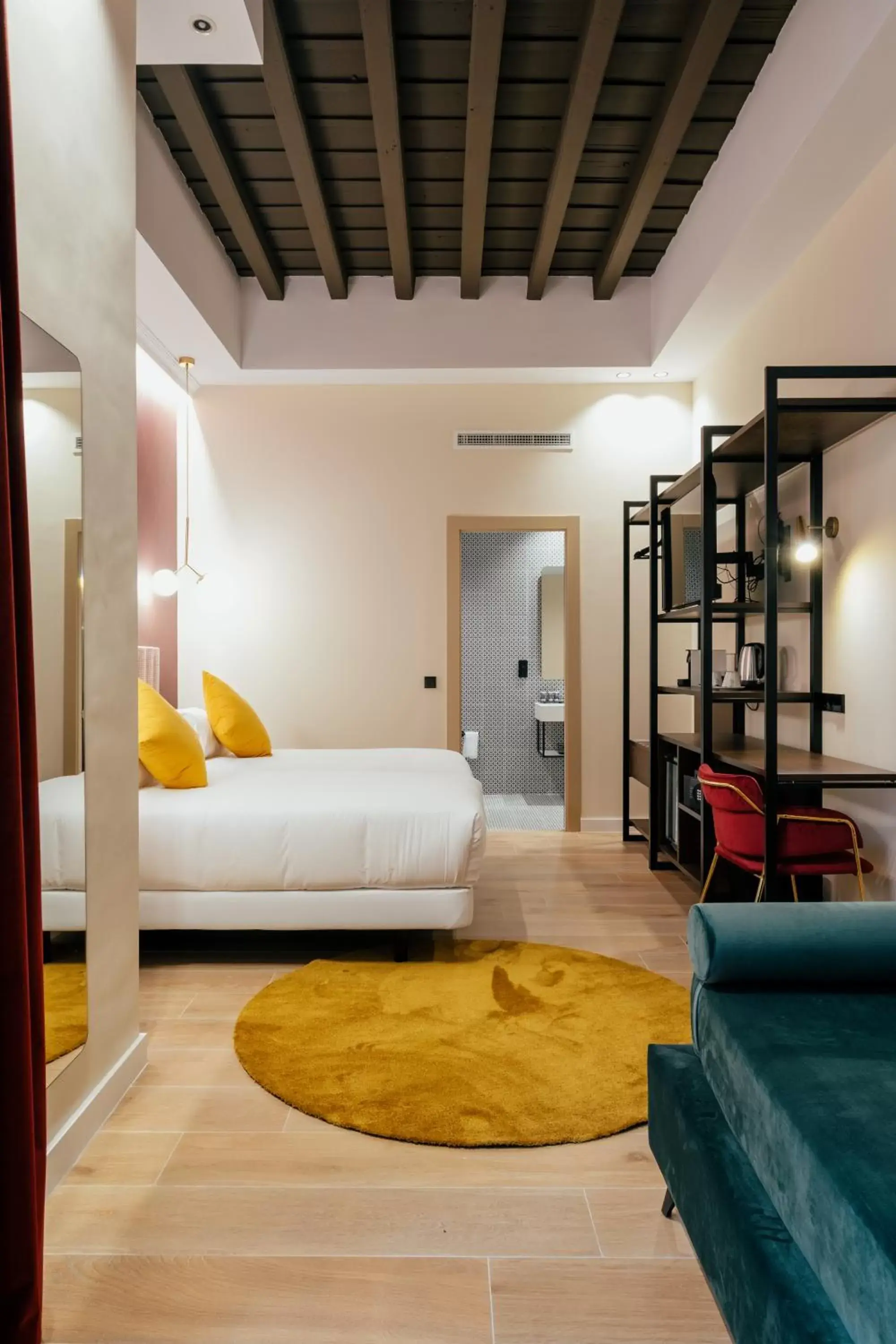 Photo of the whole room in Hotel Cetina Sevilla