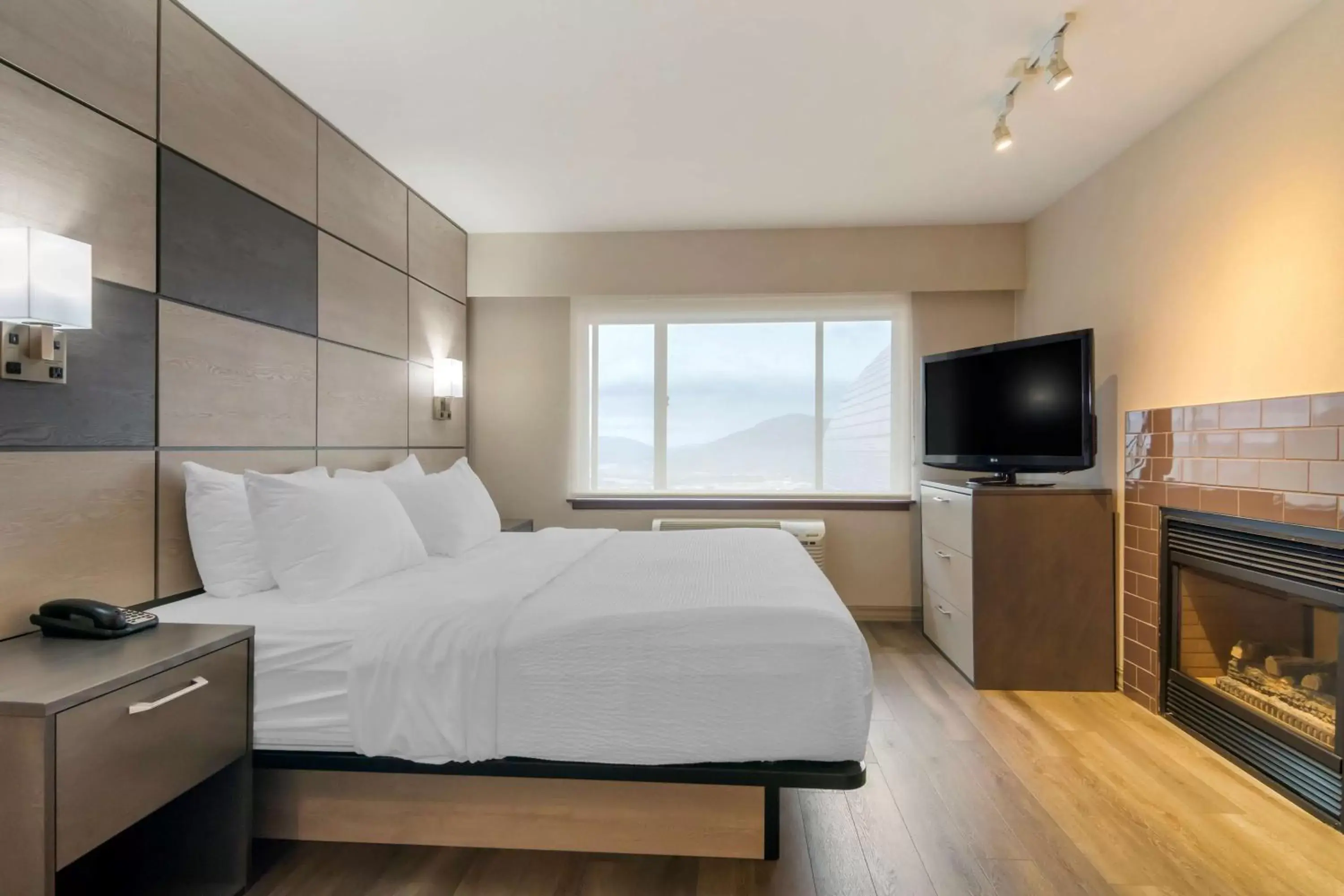 Bedroom in Best Western Premier Aberdeen Kamloops