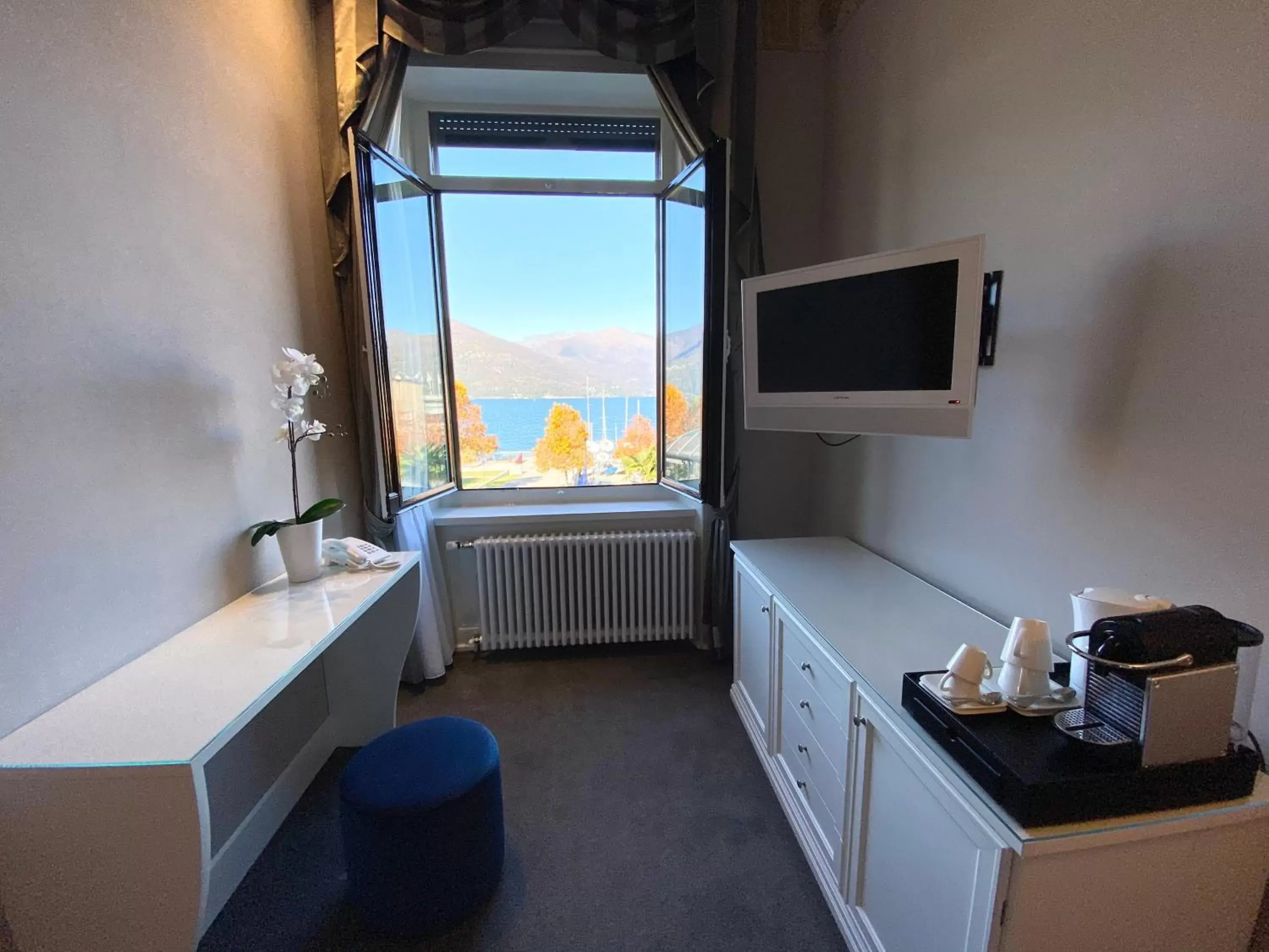 View (from property/room), TV/Entertainment Center in Camin Hotel Luino