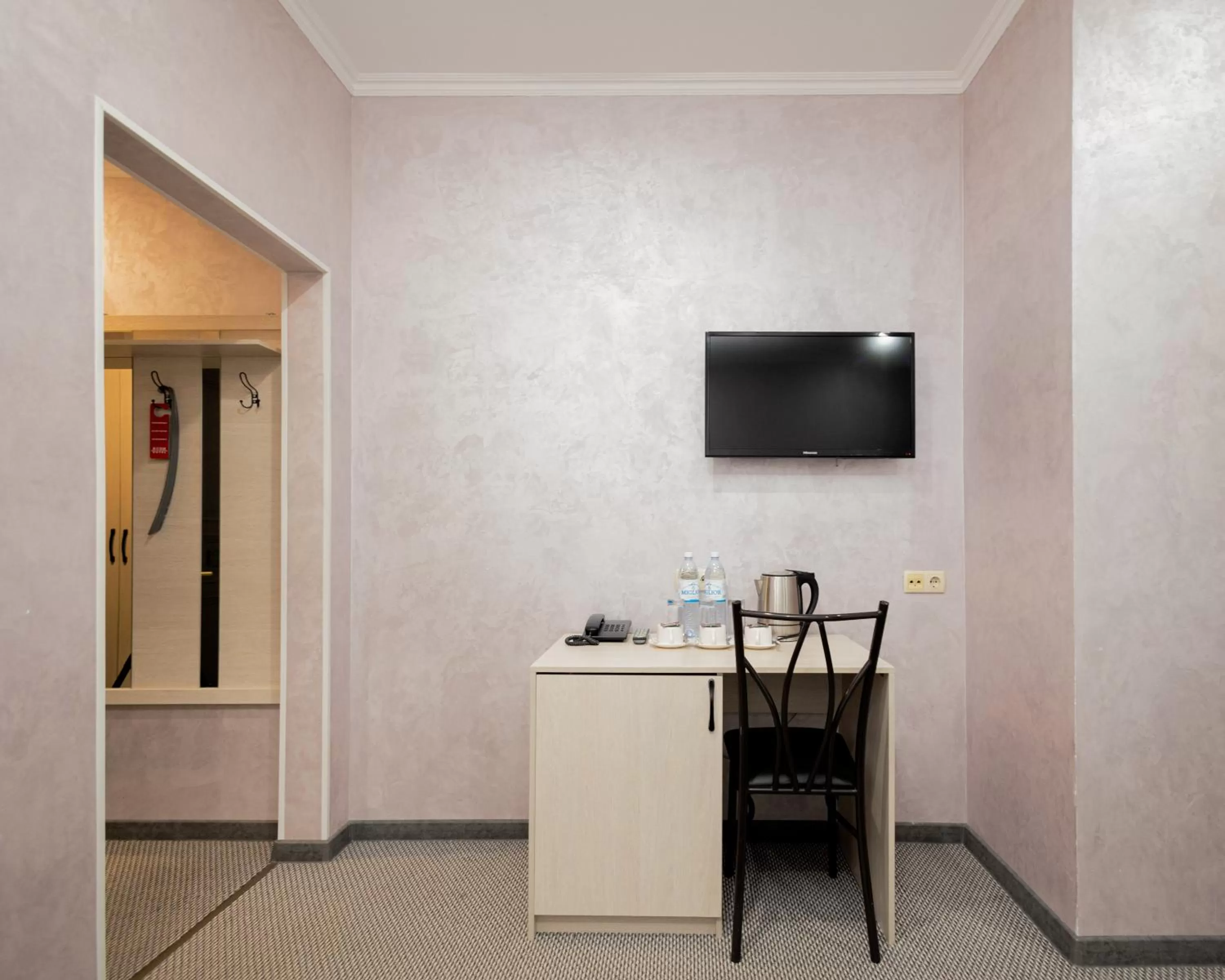 TV and multimedia in "Rush Hotel"