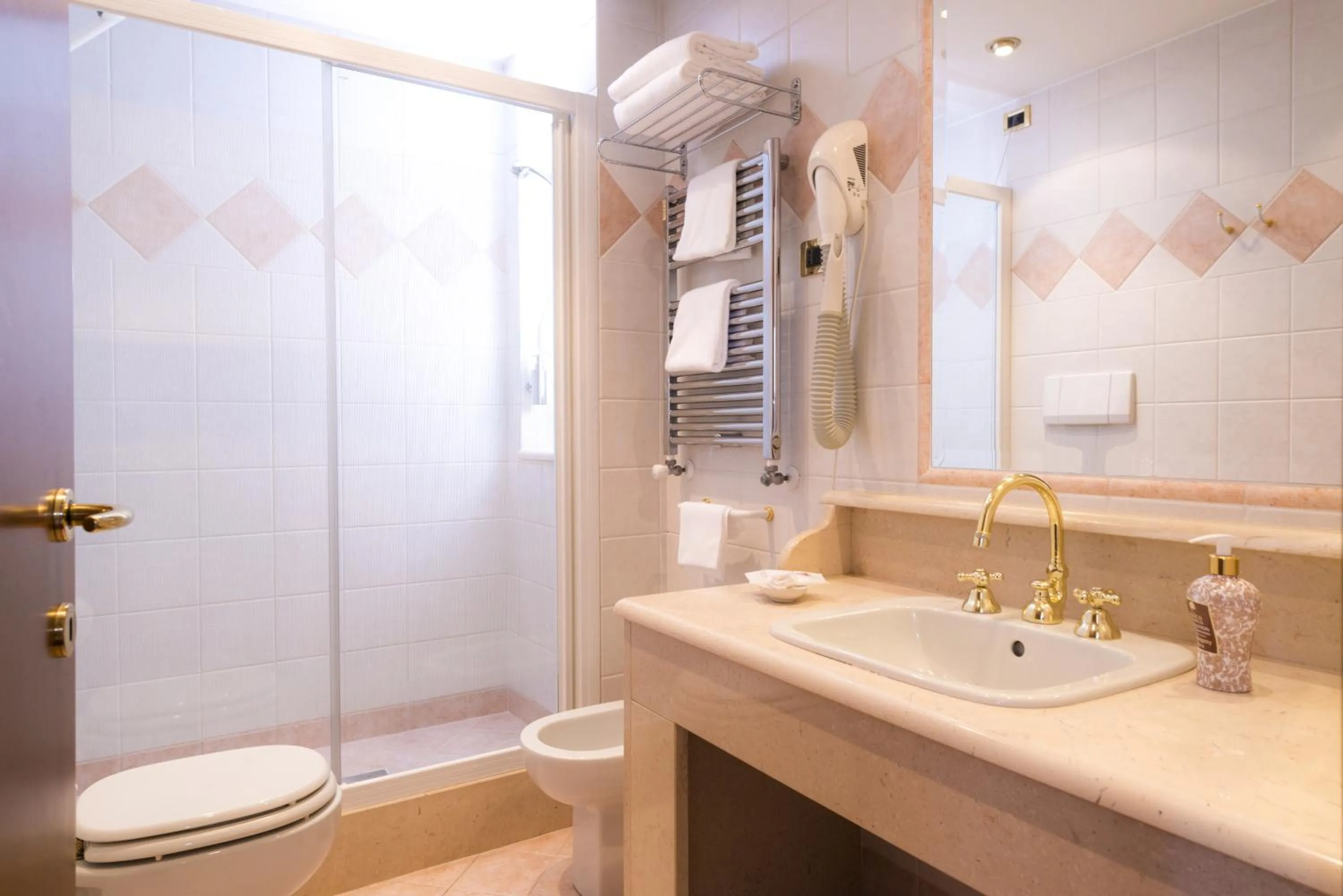 Shower in Relais Leon d'Oro