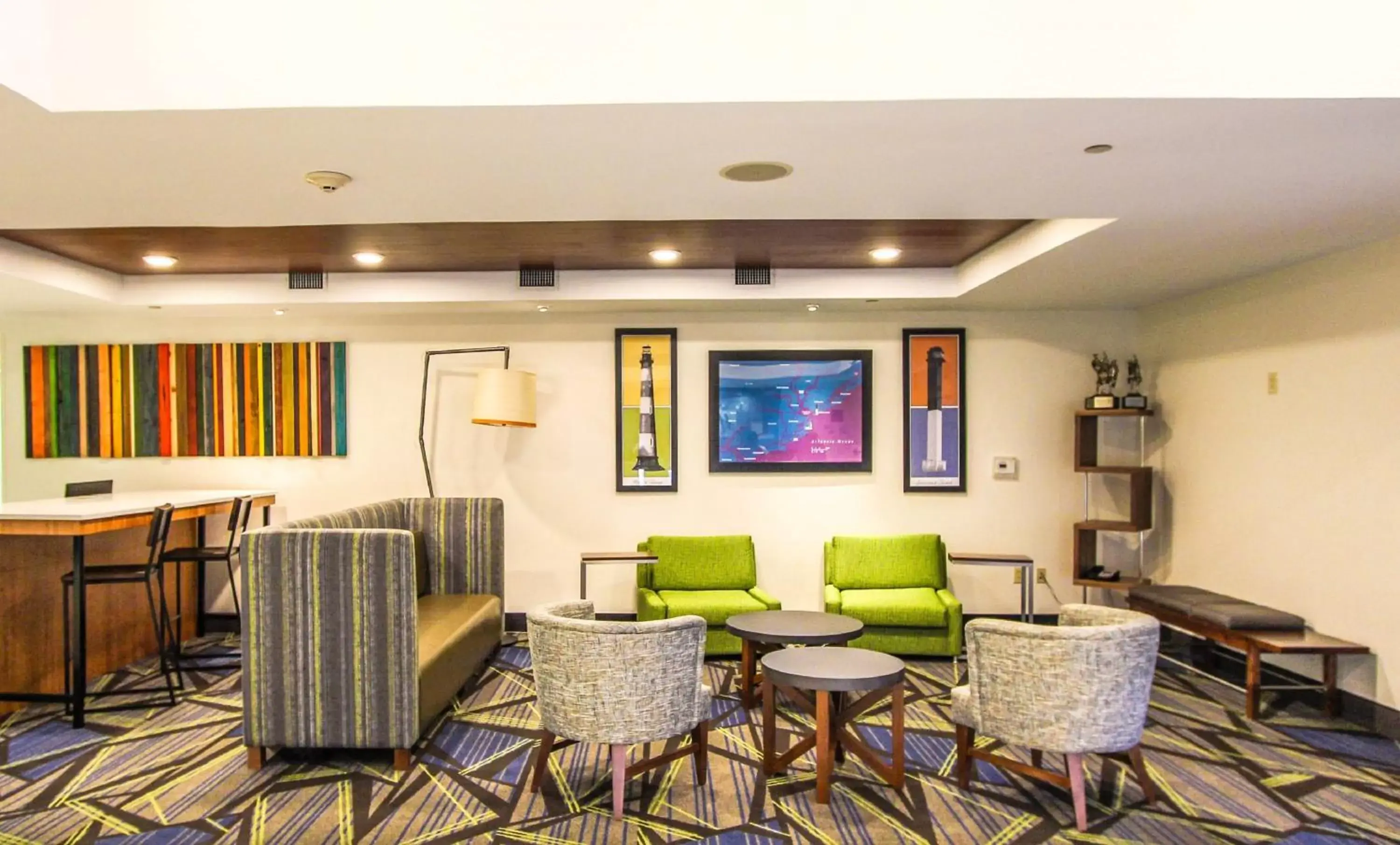 Property building, Lounge/Bar in Holiday Inn Express Hotel & Suites Charleston - North, an IHG Hotel