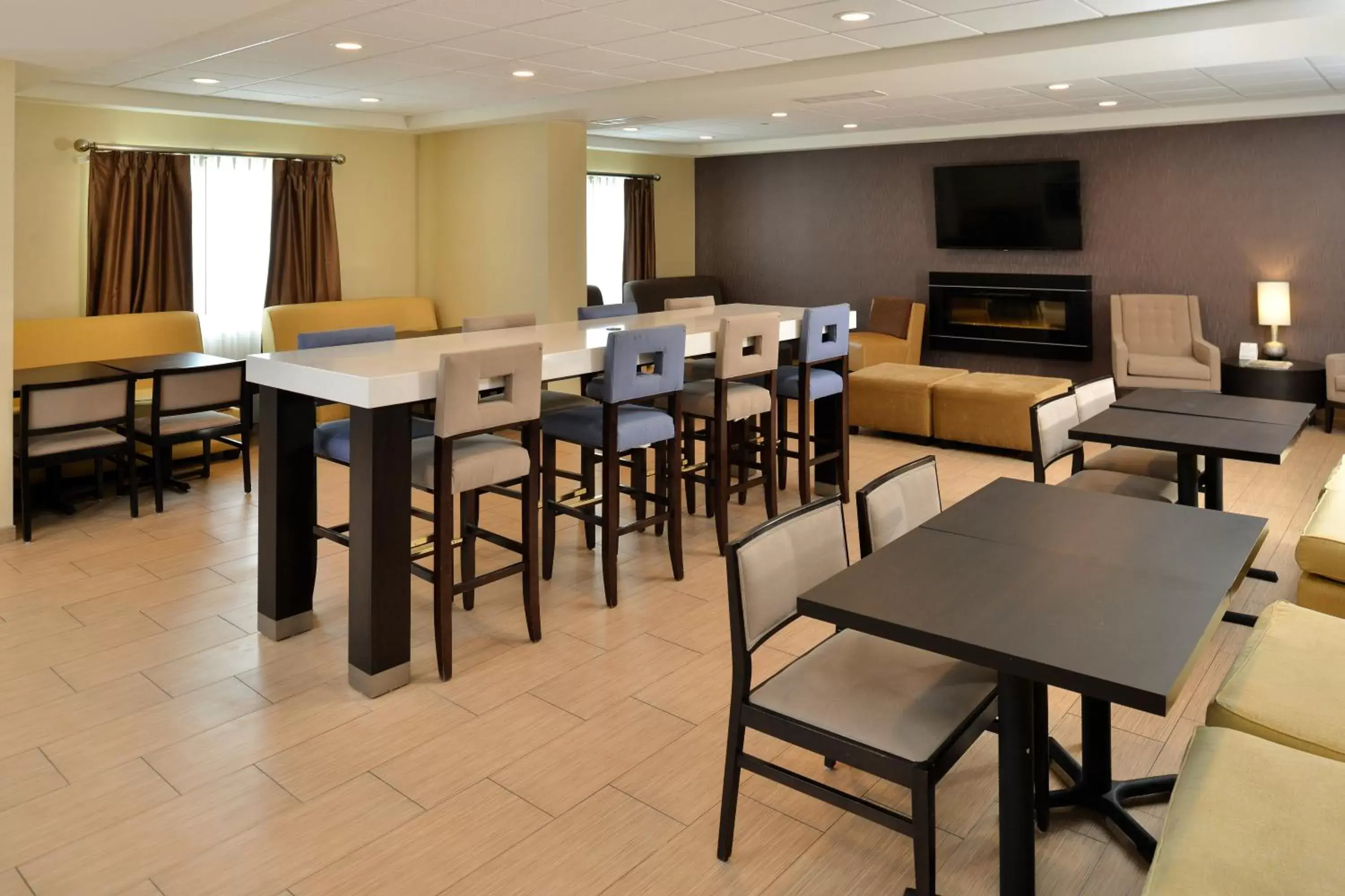Breakfast in Holiday Inn Express & Suites Peekskill-Lower Hudson Valley by IHG Breakfast in Holiday Inn Express & Suites Peekskill-Lower Hudson Valley by IHG