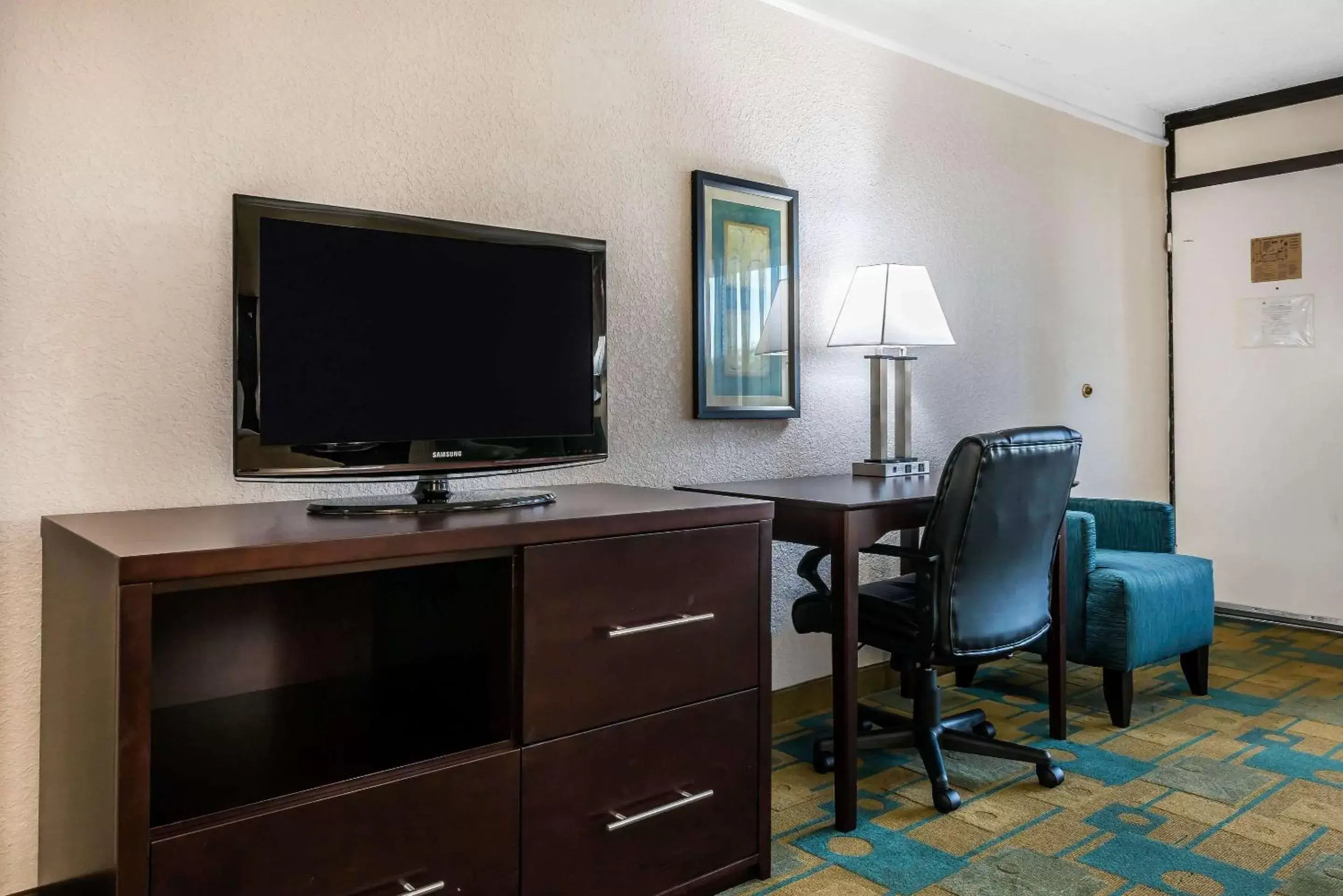 Photo of the whole room, TV/Entertainment Center in Quality Inn At International Drive Orlando
