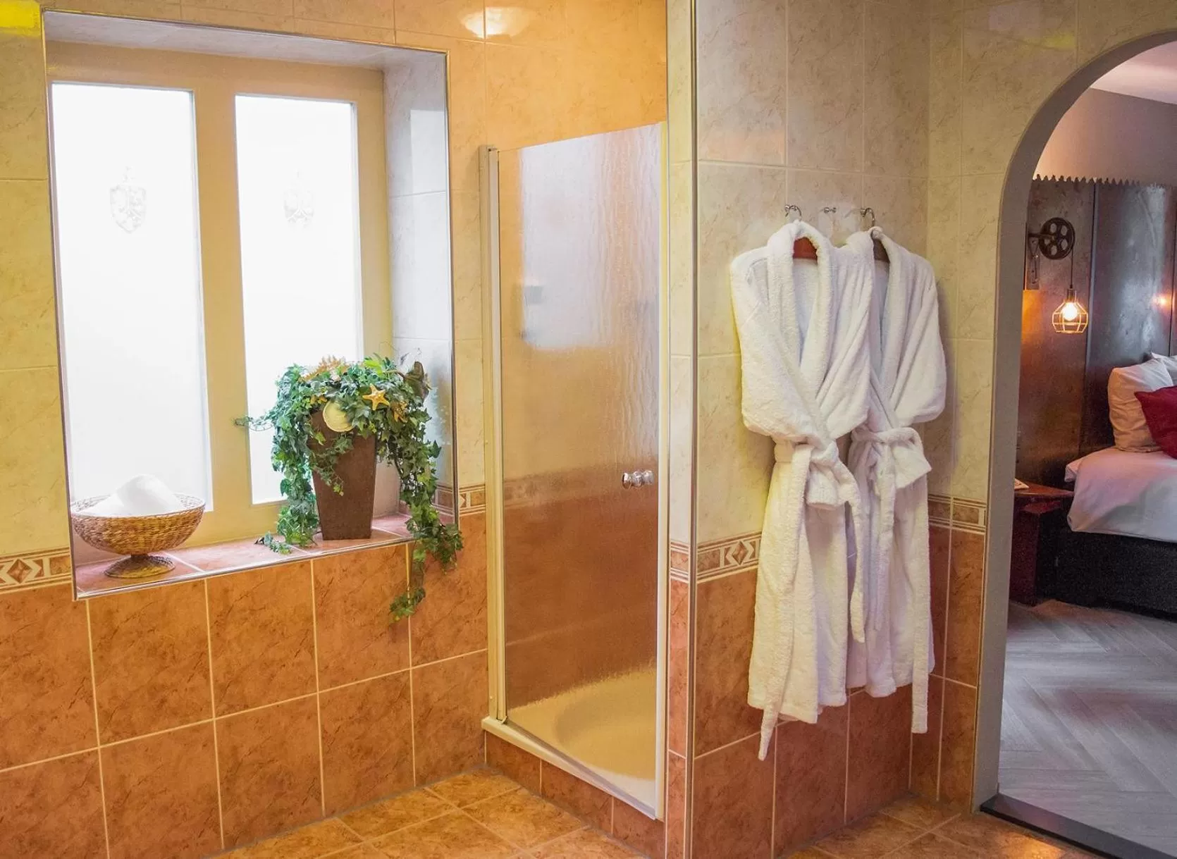 Bathroom, Bed in Parkhotel Mastbosch Breda