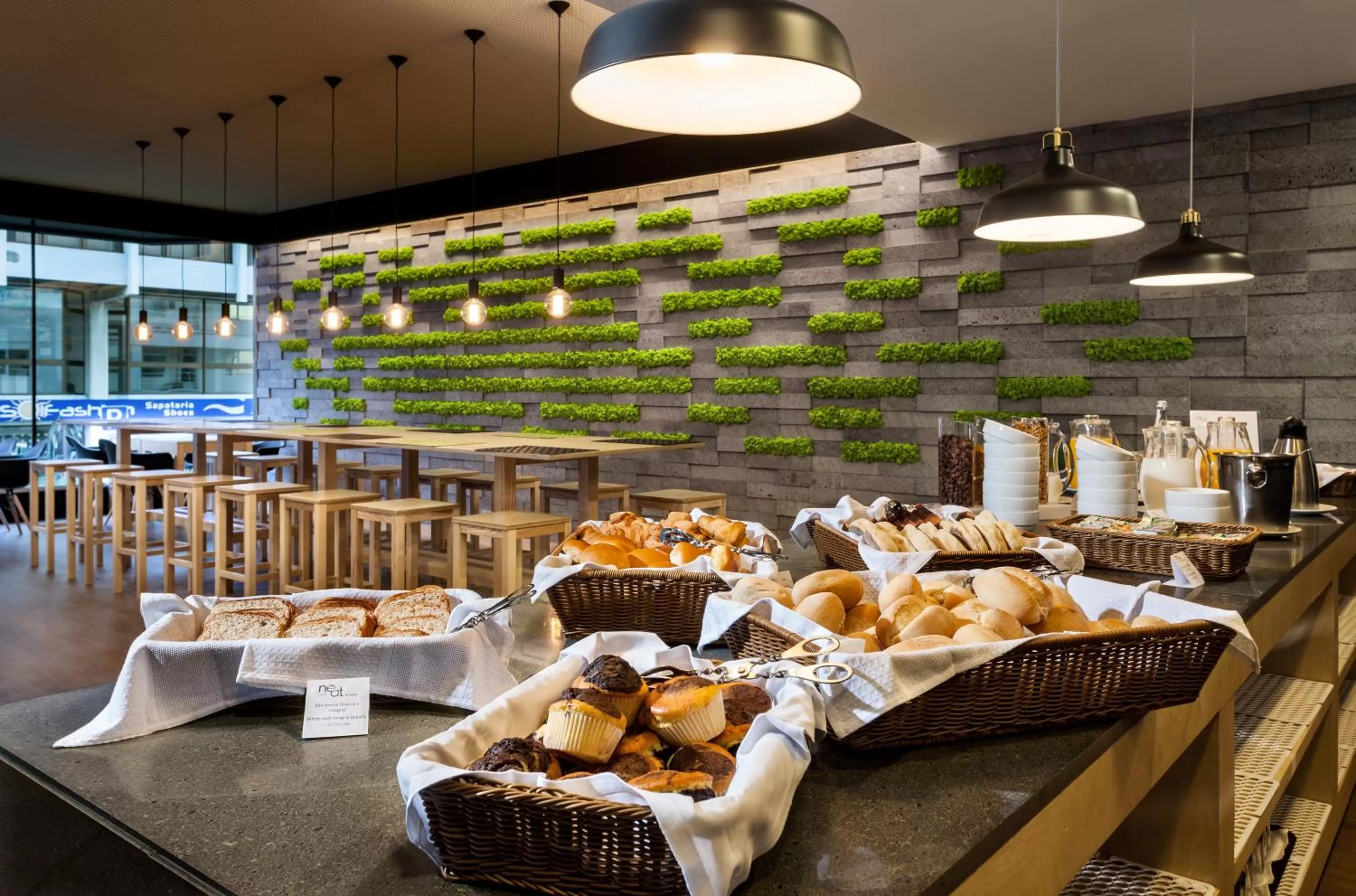 Restaurant/places to eat in Neat Hotel Avenida