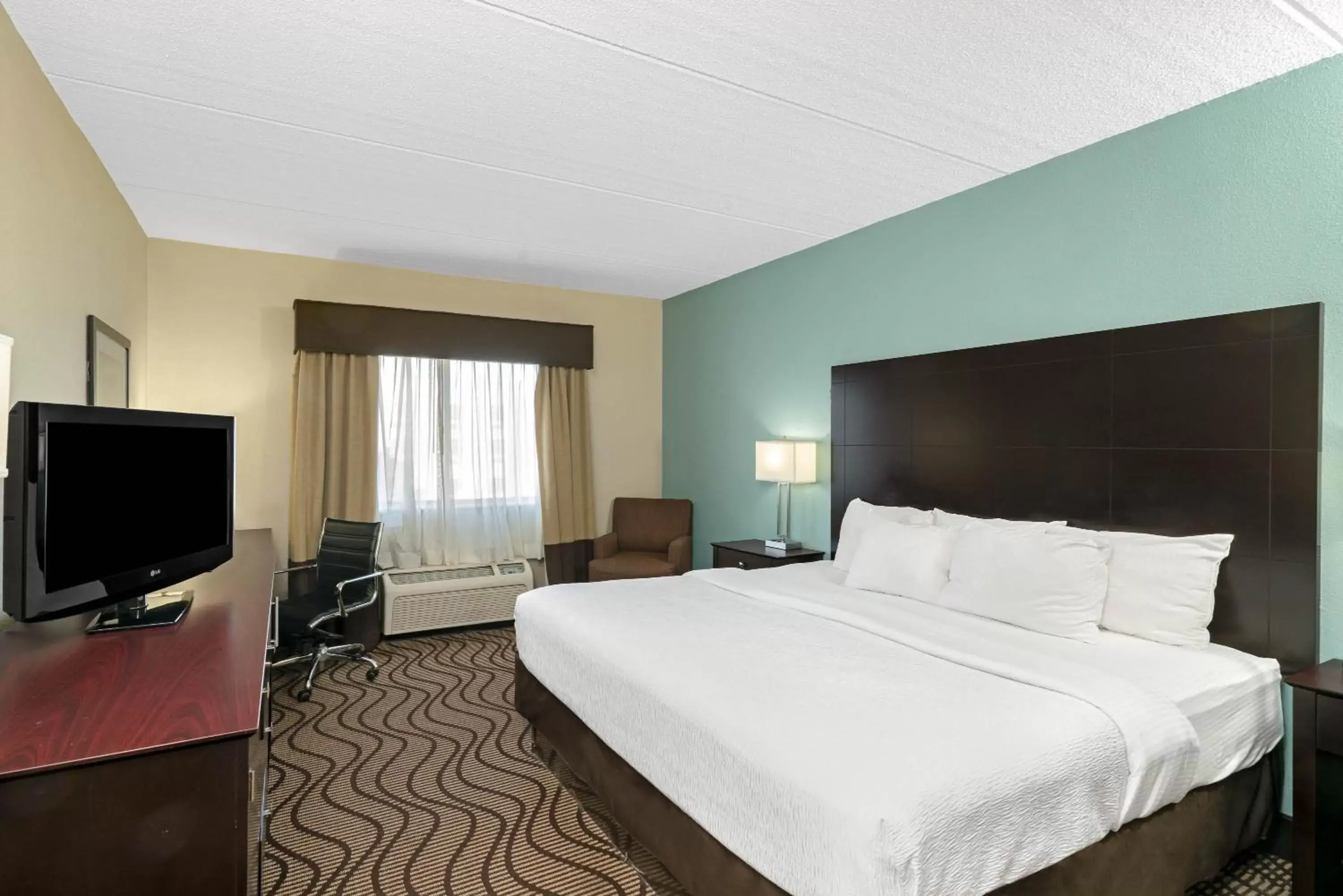 Bed in La Quinta by Wyndham Knoxville Airport