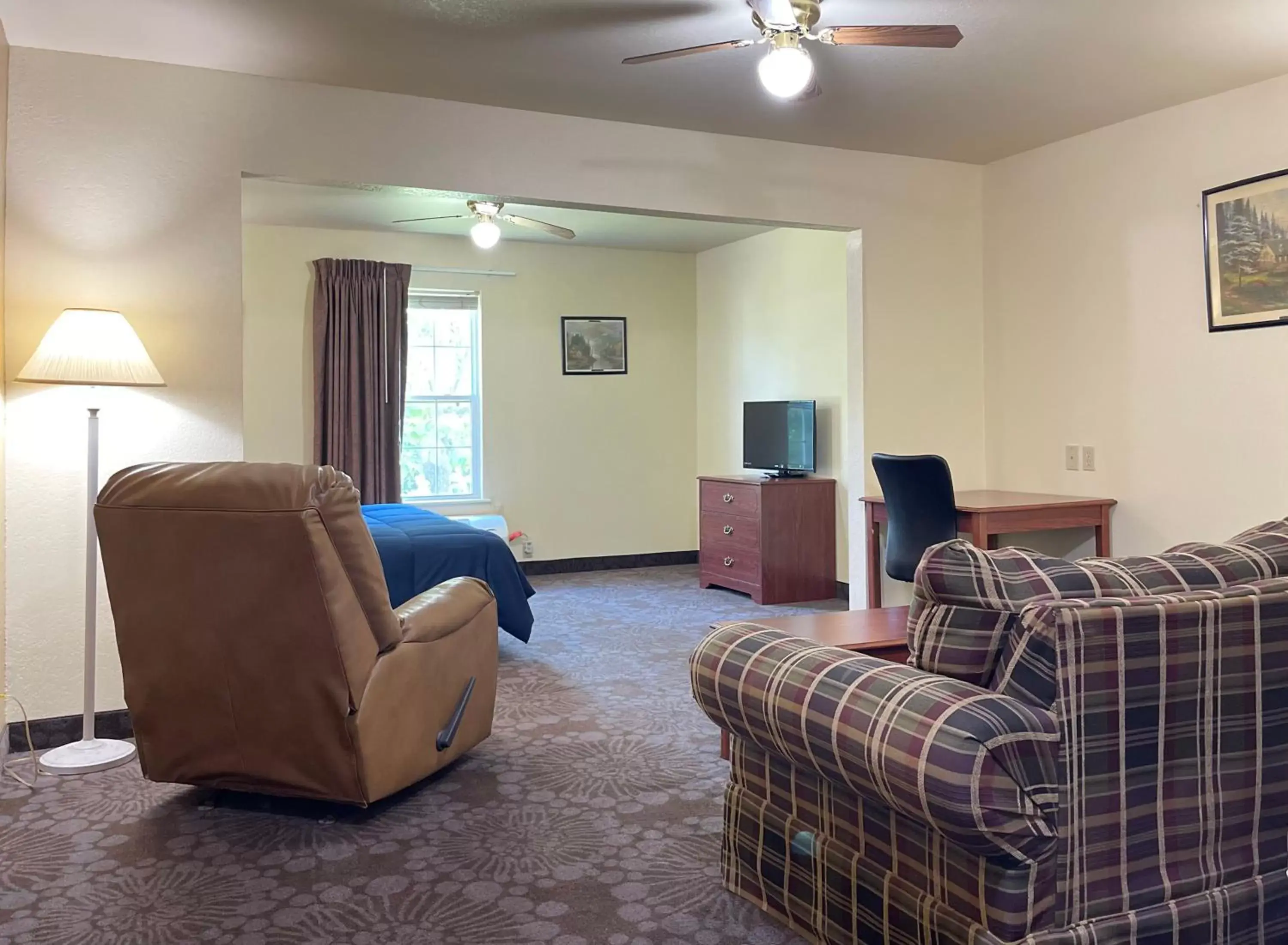 TV and multimedia, Seating Area in Candlelight Inn & Suites Hwy 69 near McAlester