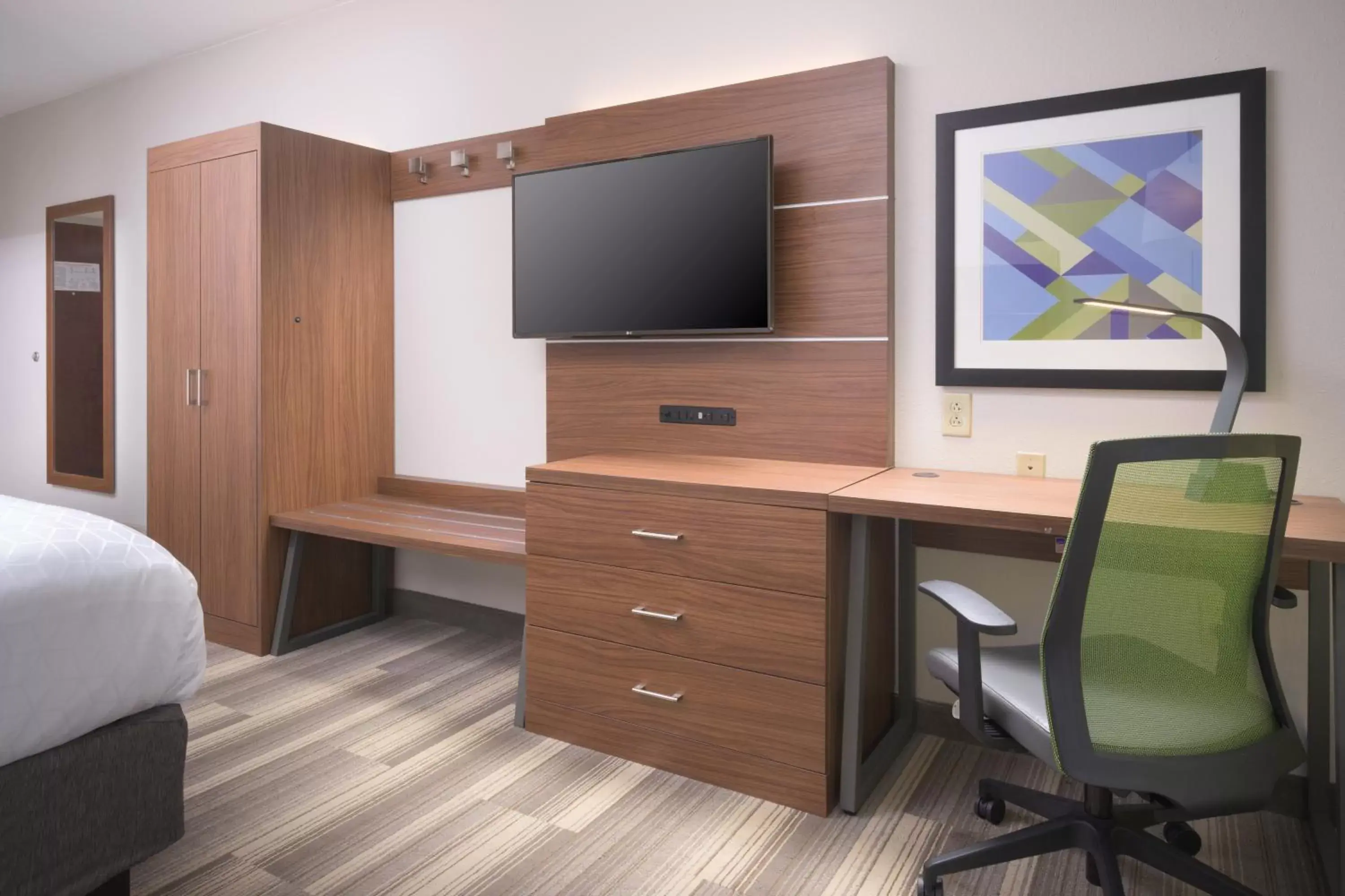 Bedroom, TV/Entertainment Center in Holiday Inn Express Hotel & Suites Chattanooga Downtown, an IHG Hotel