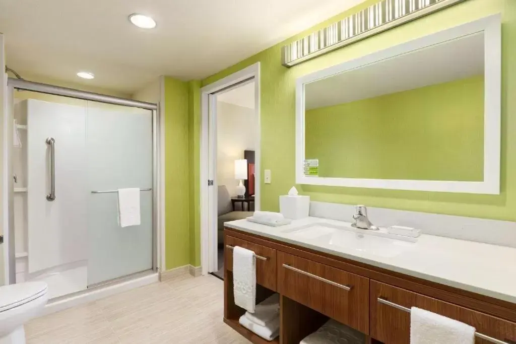 Bathroom in Home2 Suites By Hilton Farmington/Bloomfield