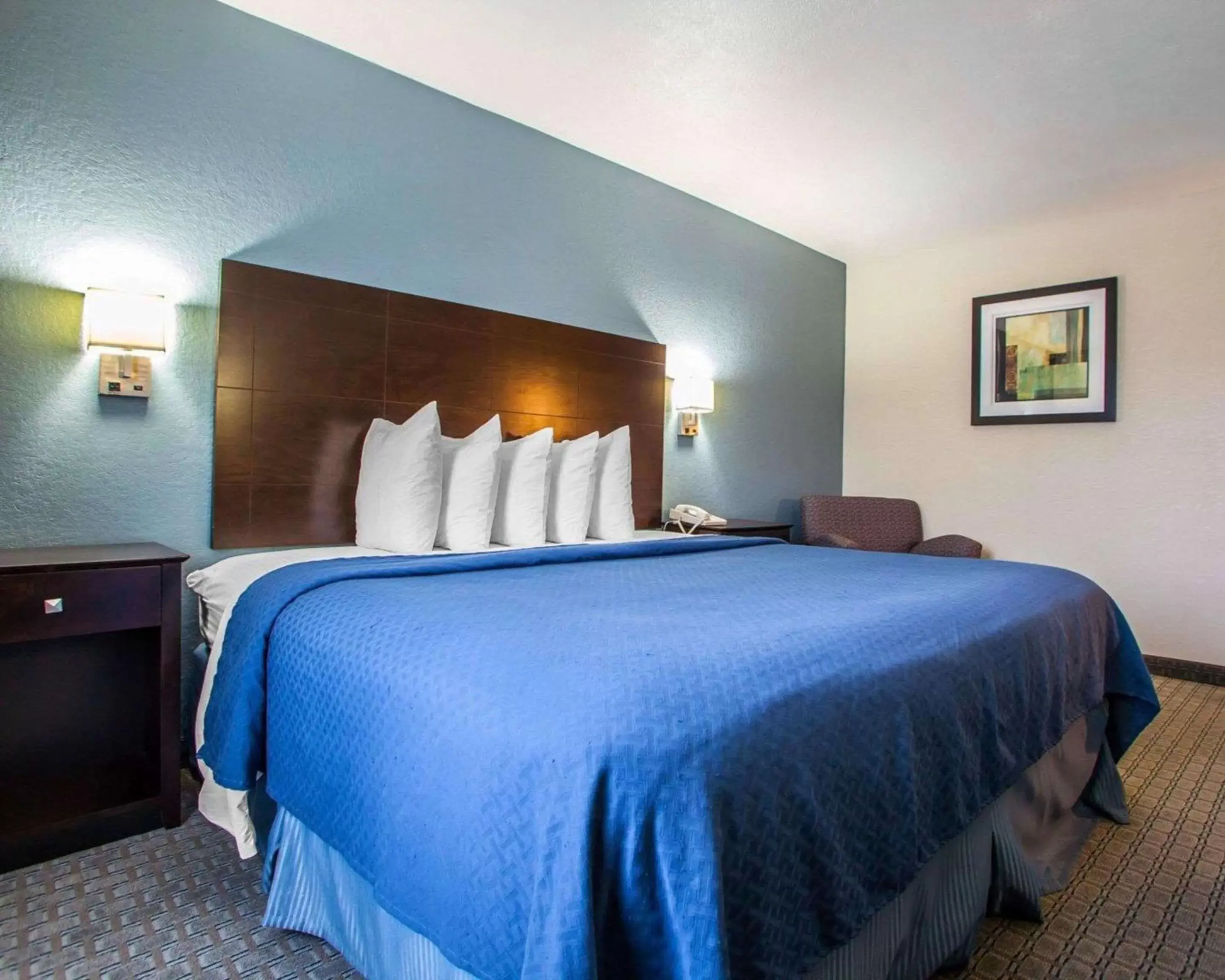 Photo of the whole room, Bed in Quality Inn & Suites Ankeny-Des Moines