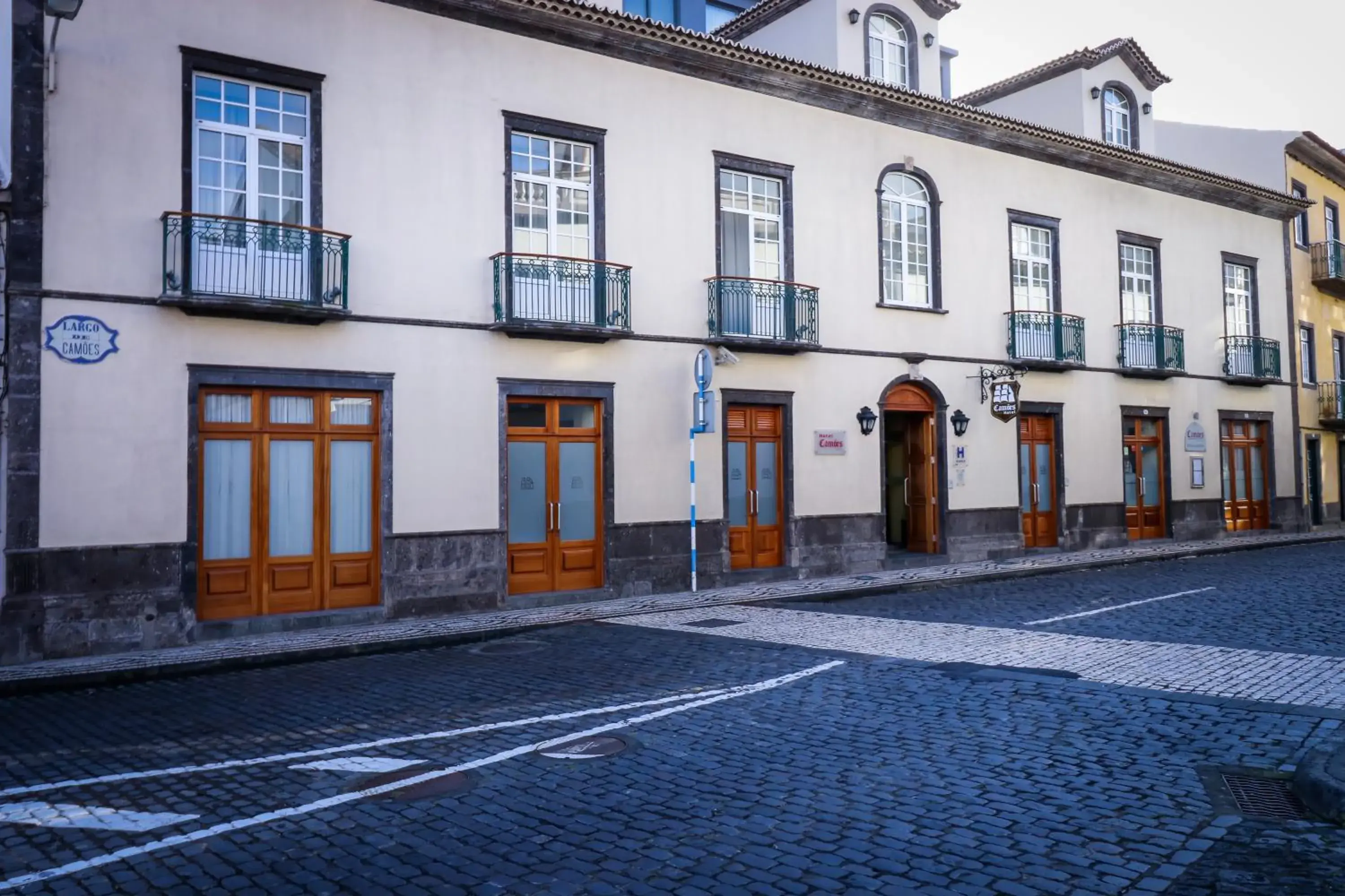 Facade/entrance, Property Building in Hotel Camoes