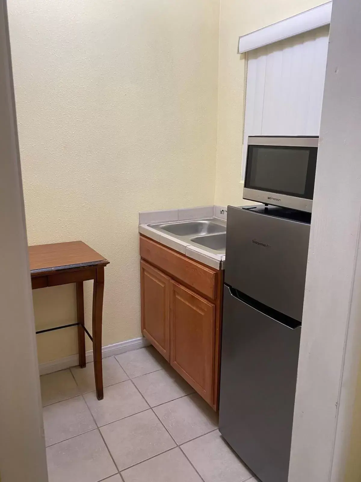 Kitchen or kitchenette, Kitchen/Kitchenette in Europa Inn & Suites