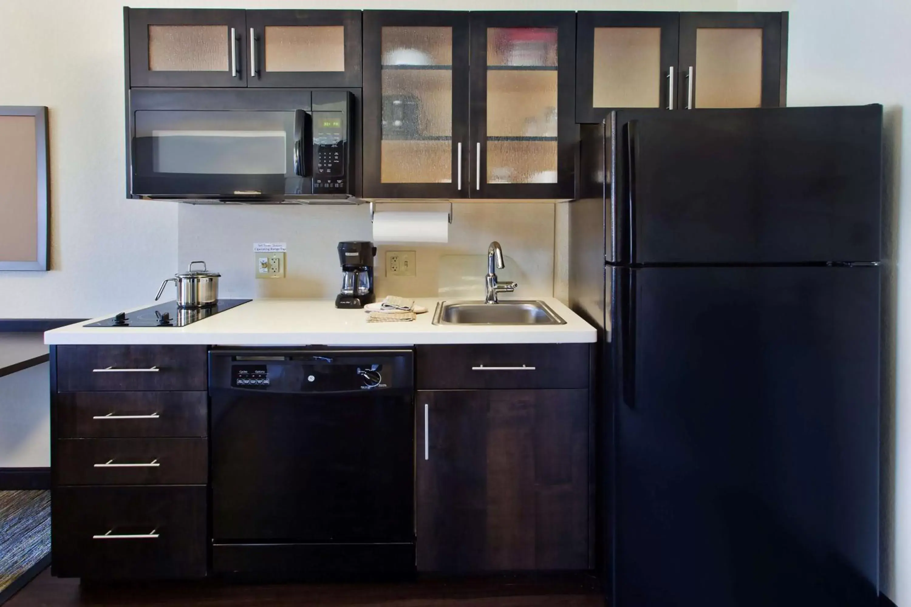 kitchen, Kitchen/Kitchenette in Sonesta Simply Suites Des Moines
