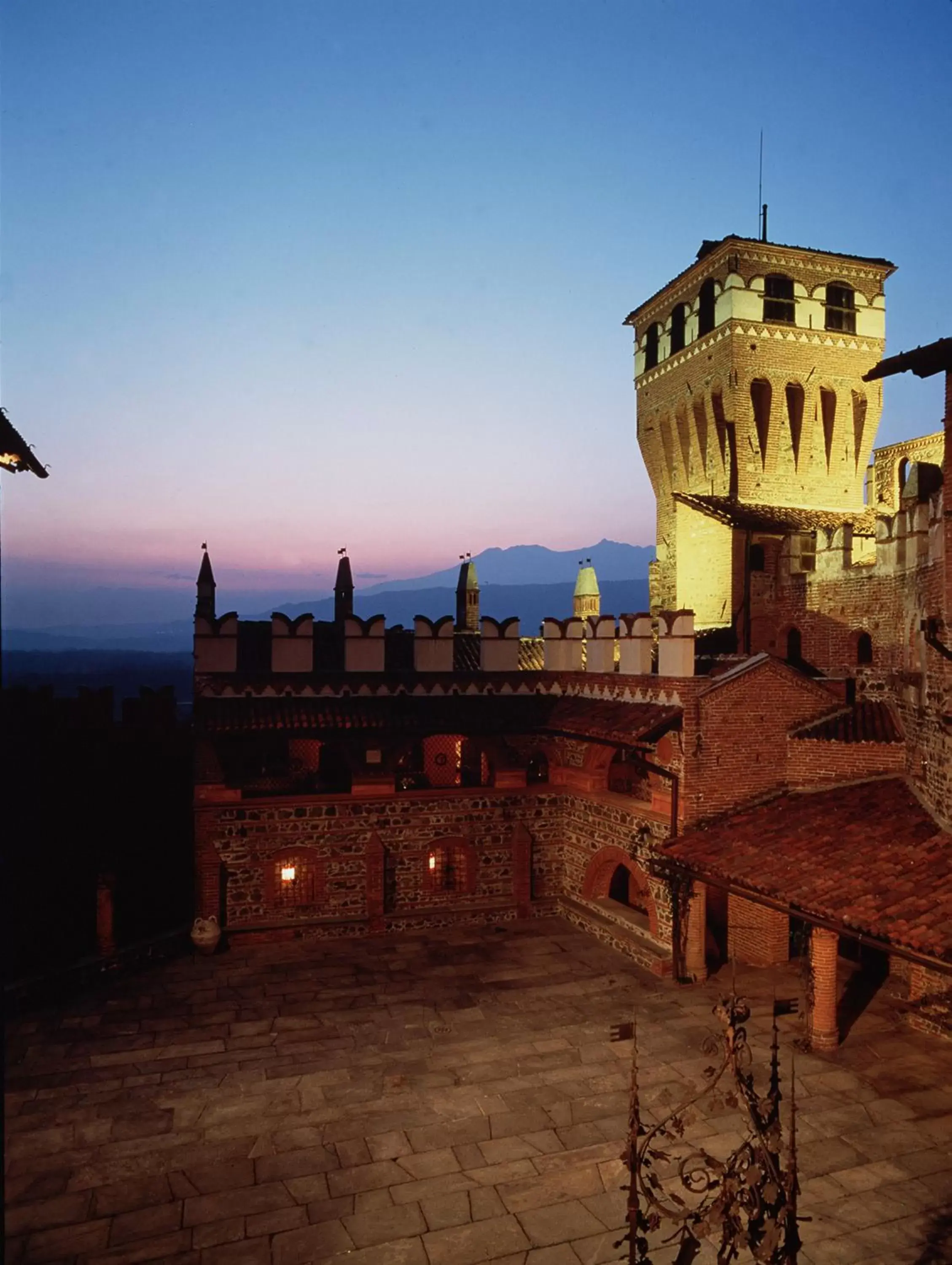 Property building in Castello Di Pavone