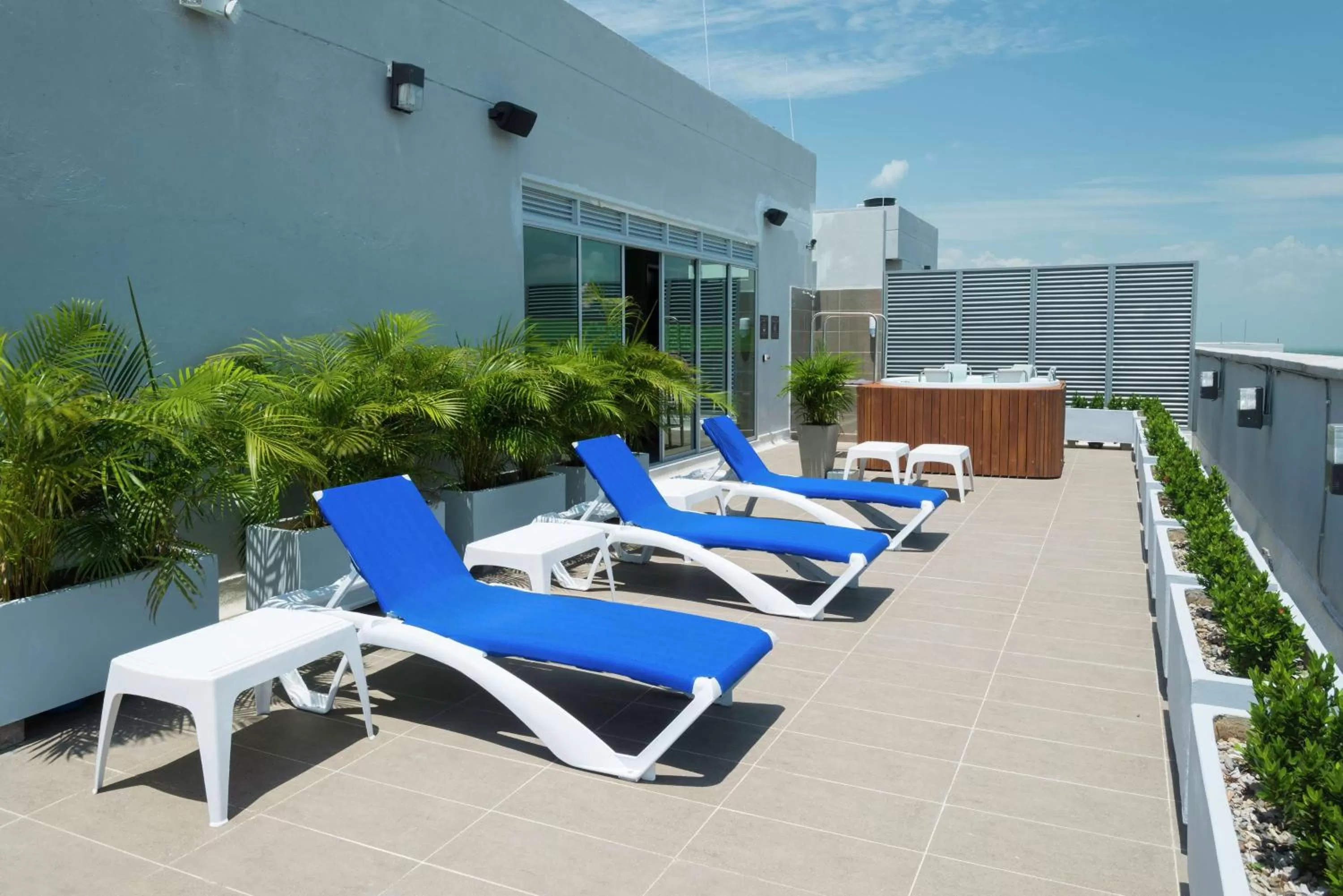 Hot Tub in Hampton By Hilton Yopal