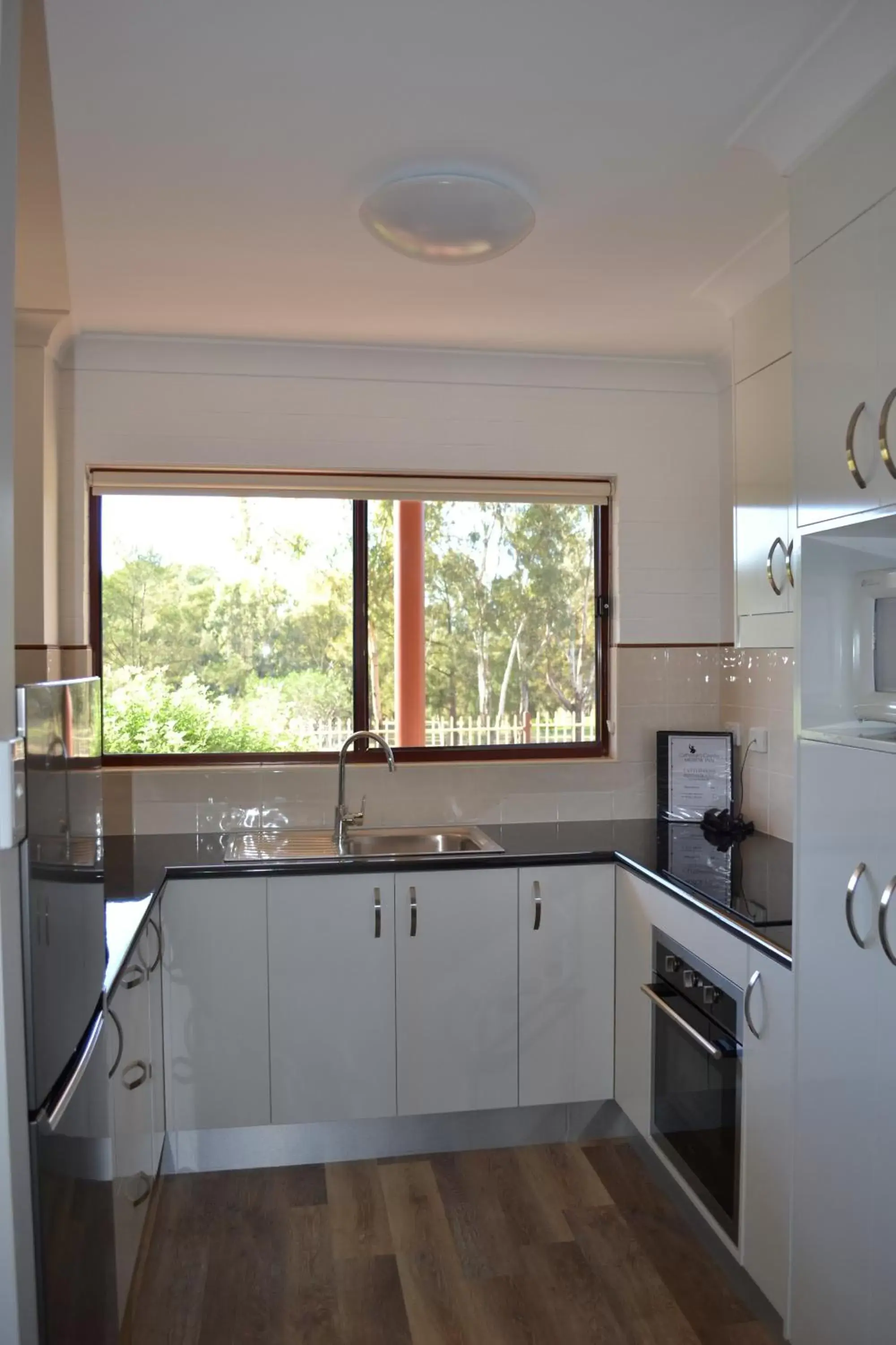 Day, Kitchen/Kitchenette in Cattlemans Country Motor Inn & Serviced Apartments
