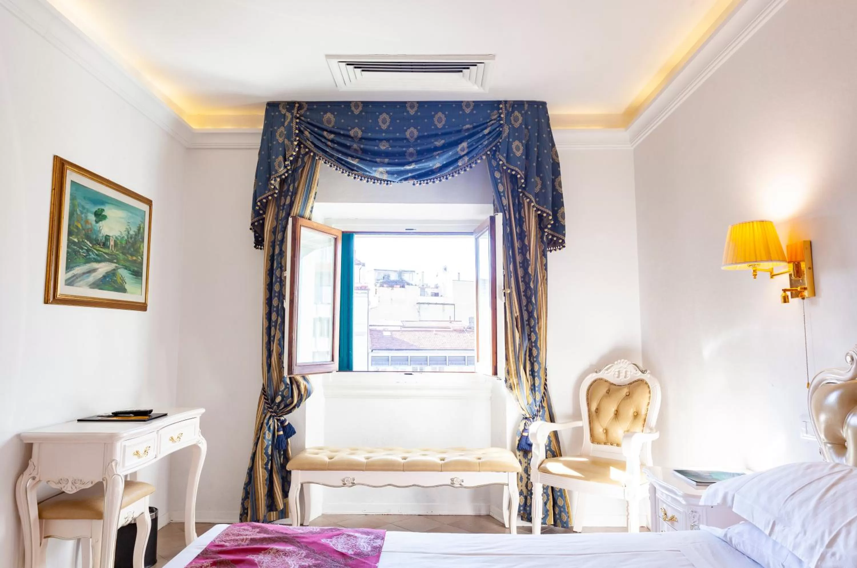 Photo of the whole room, Bed in Villa Royal