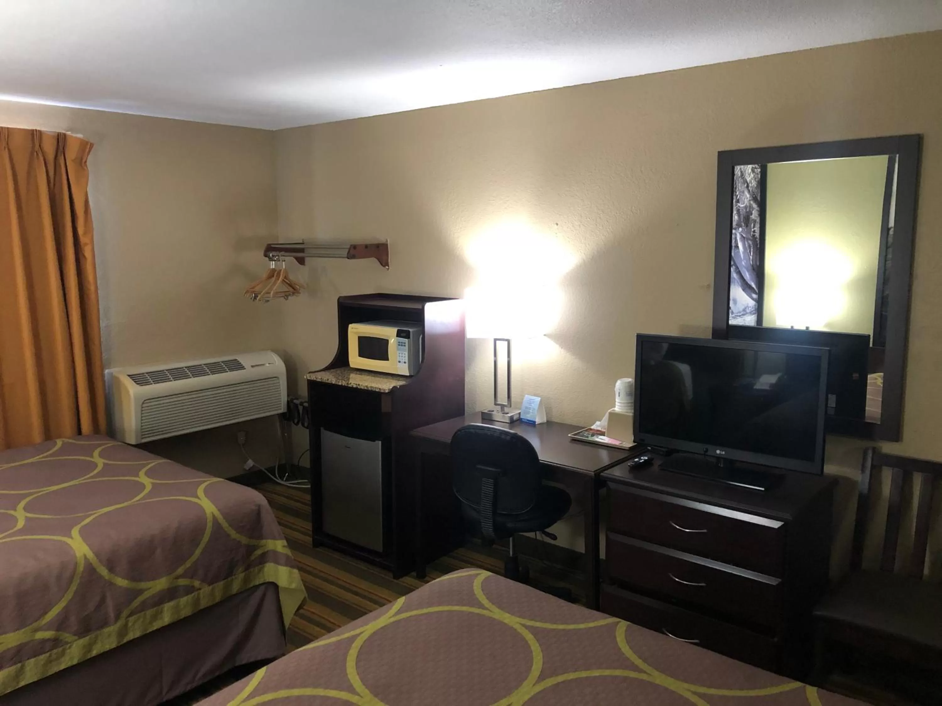Bed in Super 8 by Wyndham Topeka/Wanamaker RD/I-70